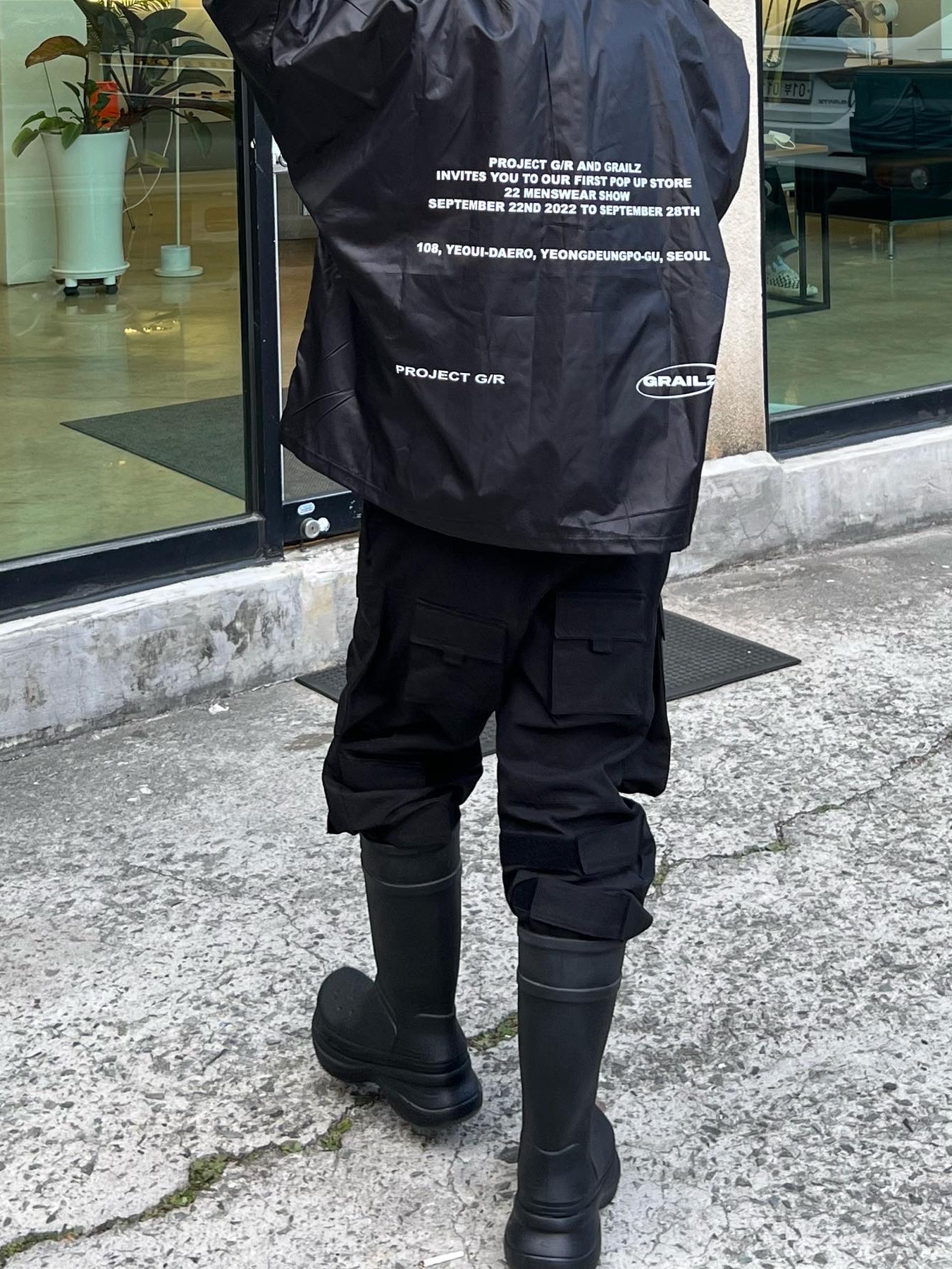 Balenciaga x Crocs Rubber Boot Black 착용 스타일 - 3