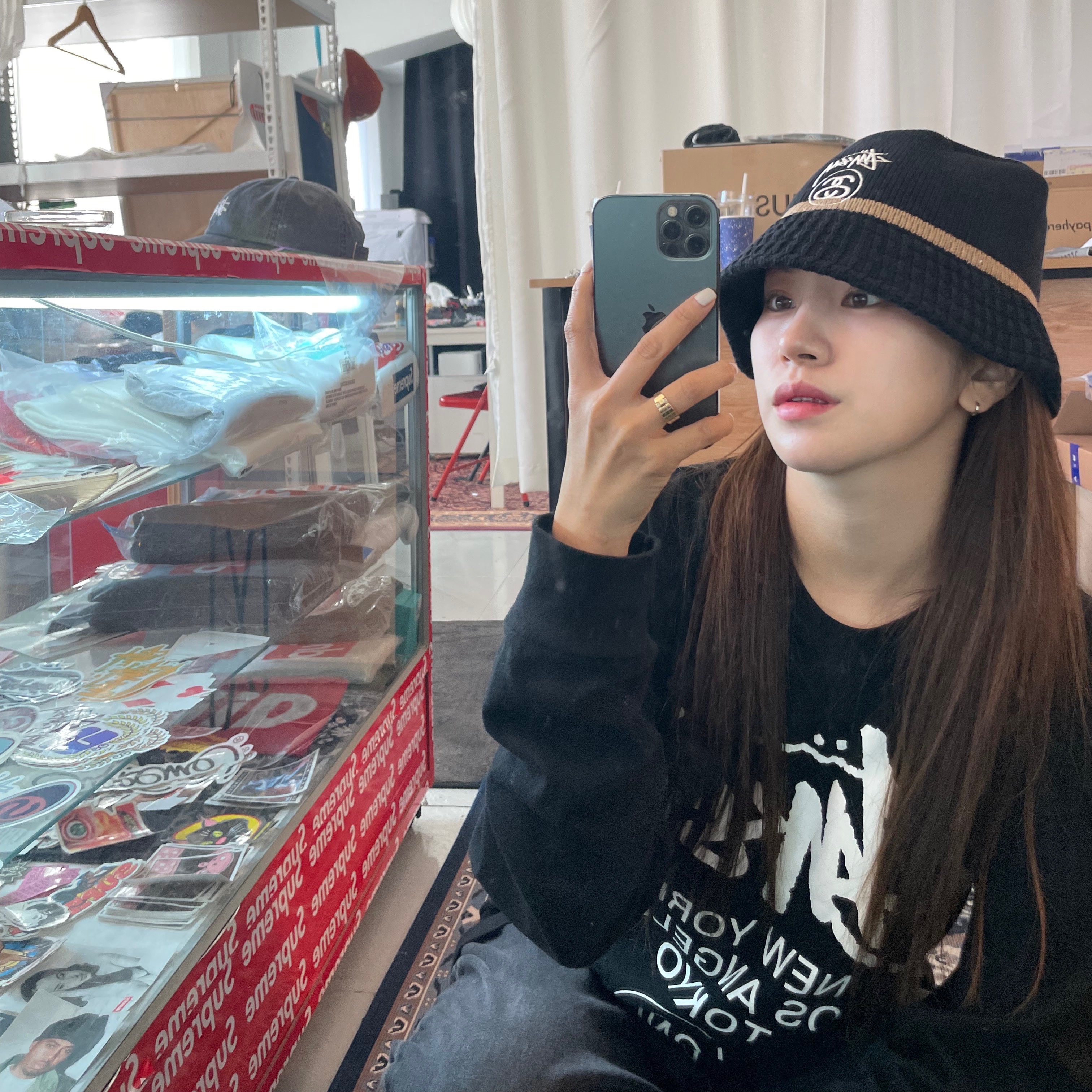 Stussy World Tour LS T-Shirt Black, Stussy SS Link Knit Bucket Hat Black 착용 스타일