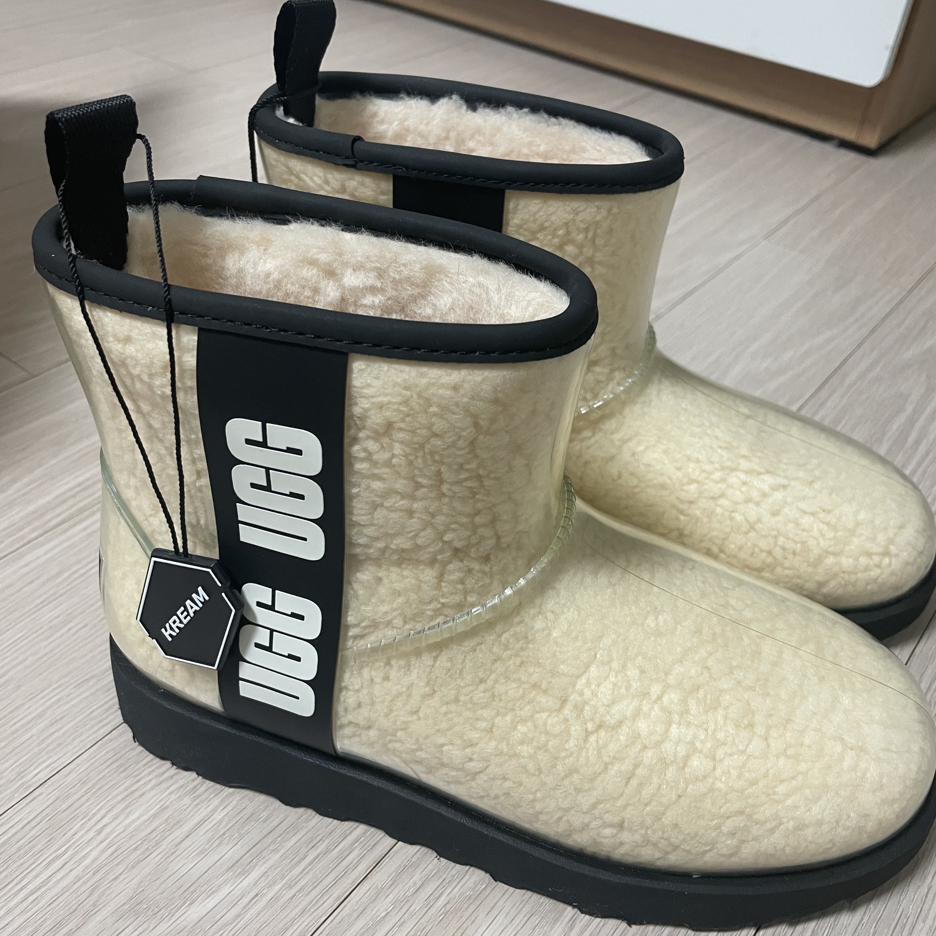(W) UGG Classic Clear Mini Boots Natural Black 착용 스타일