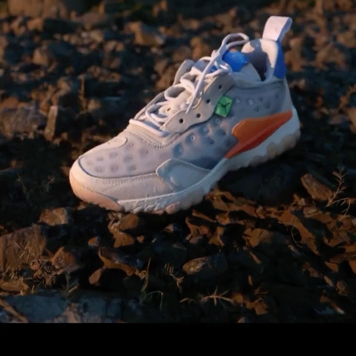 Jordan Delta 2 Light Smoke Grey Total Orange 착용 스타일 - 5
