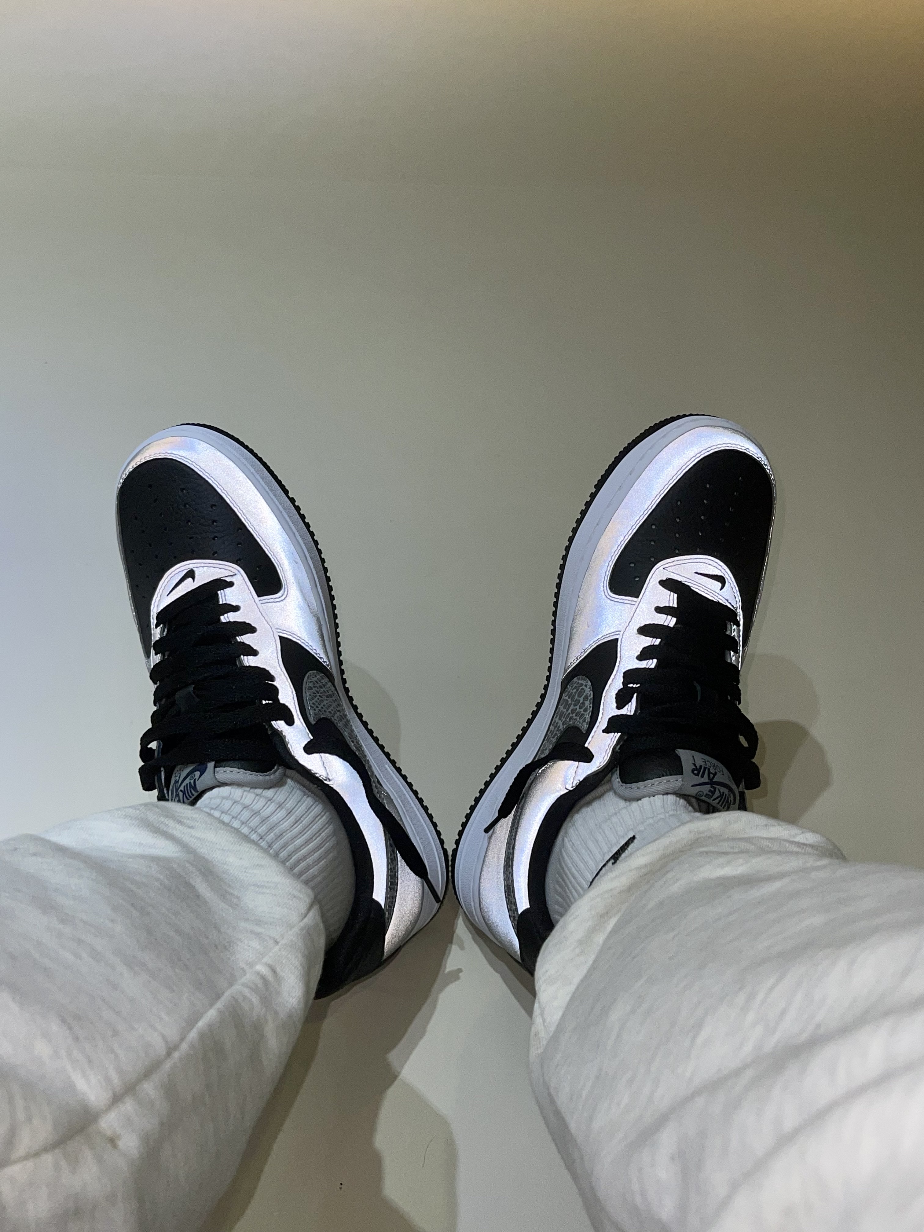 Nike Air Force 1 B Silver Snake 착용 스타일 - 2