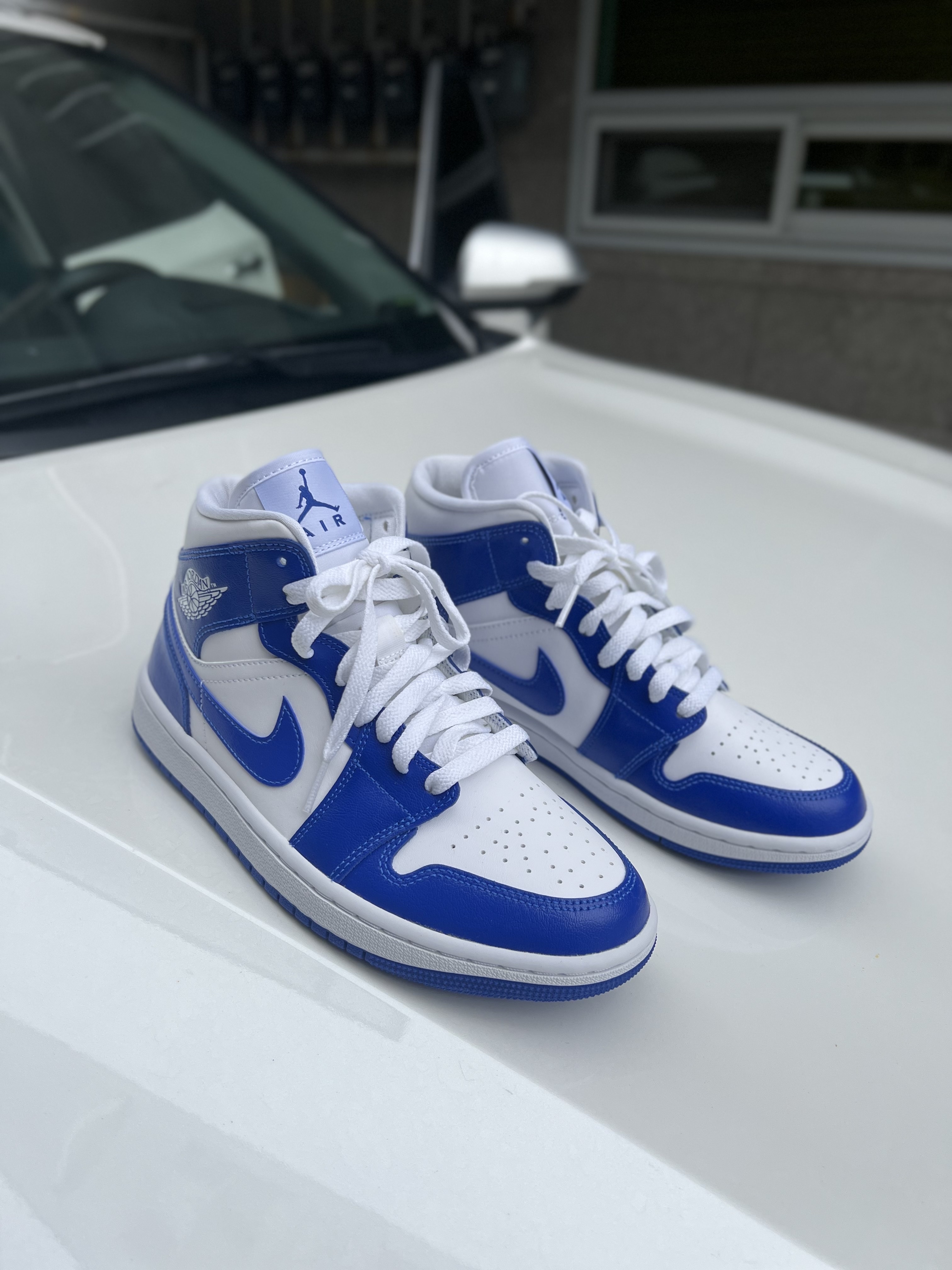 (W) Jordan 1 Mid White Hyper Royal 착용 스타일 - 2
