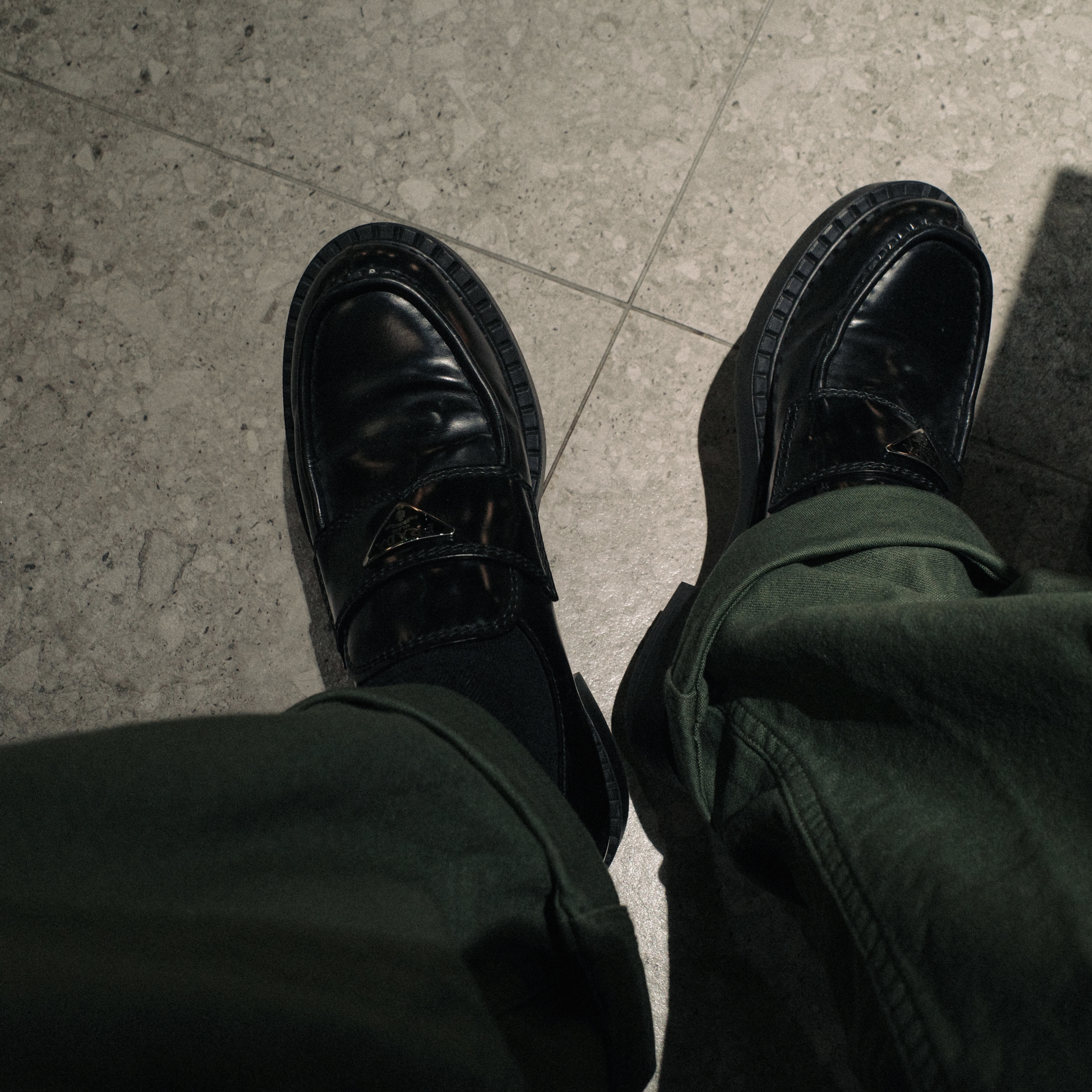 Prada Chocolate Brushed Leather Loafers Black 착용 스타일 - 2