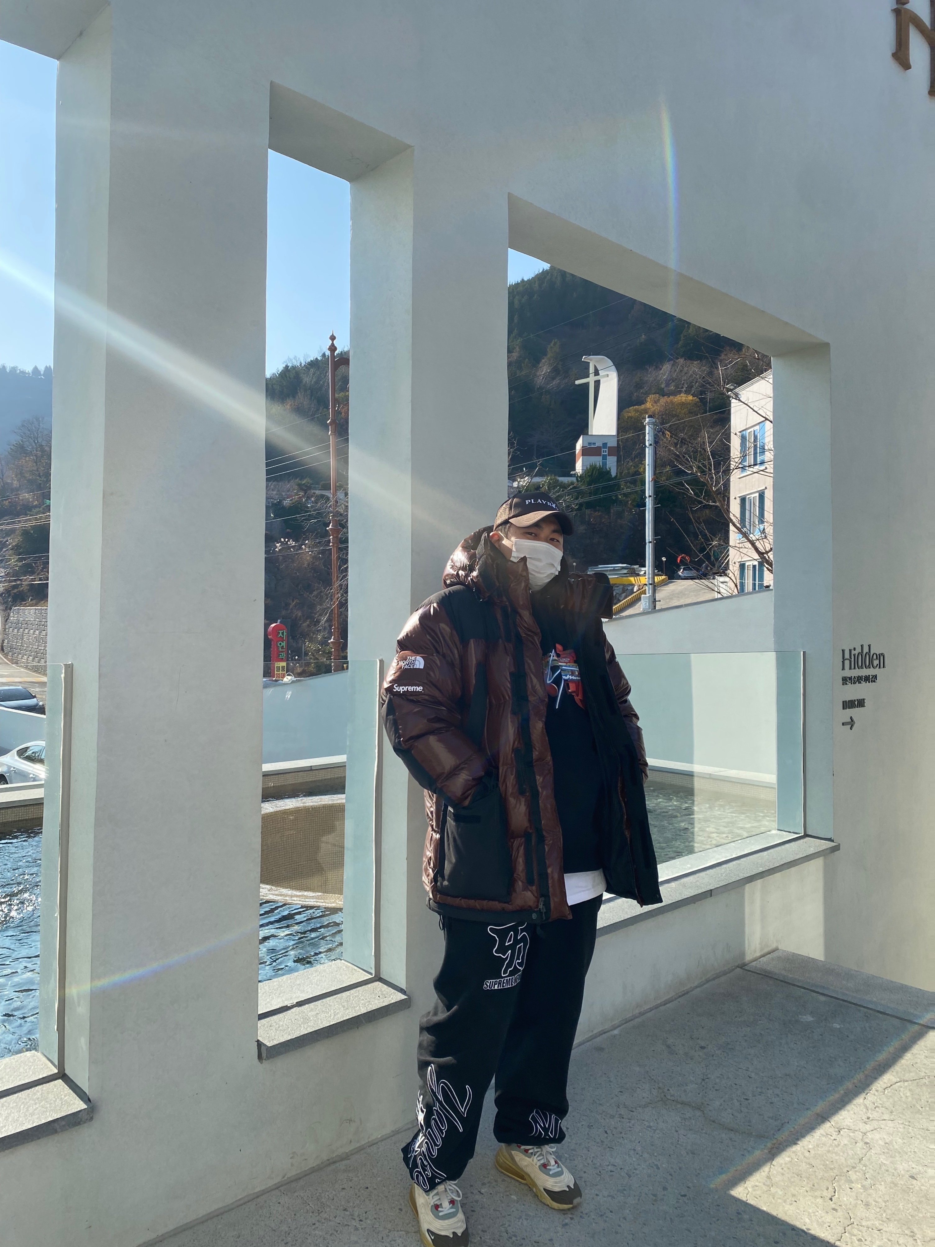 Supreme x Yohji Yamamoto Tekken Hooded Sweatshirt Black - 22FW, Supreme x The North Face 700-Fill Down Parka Brown - 22FW 착용 스타일