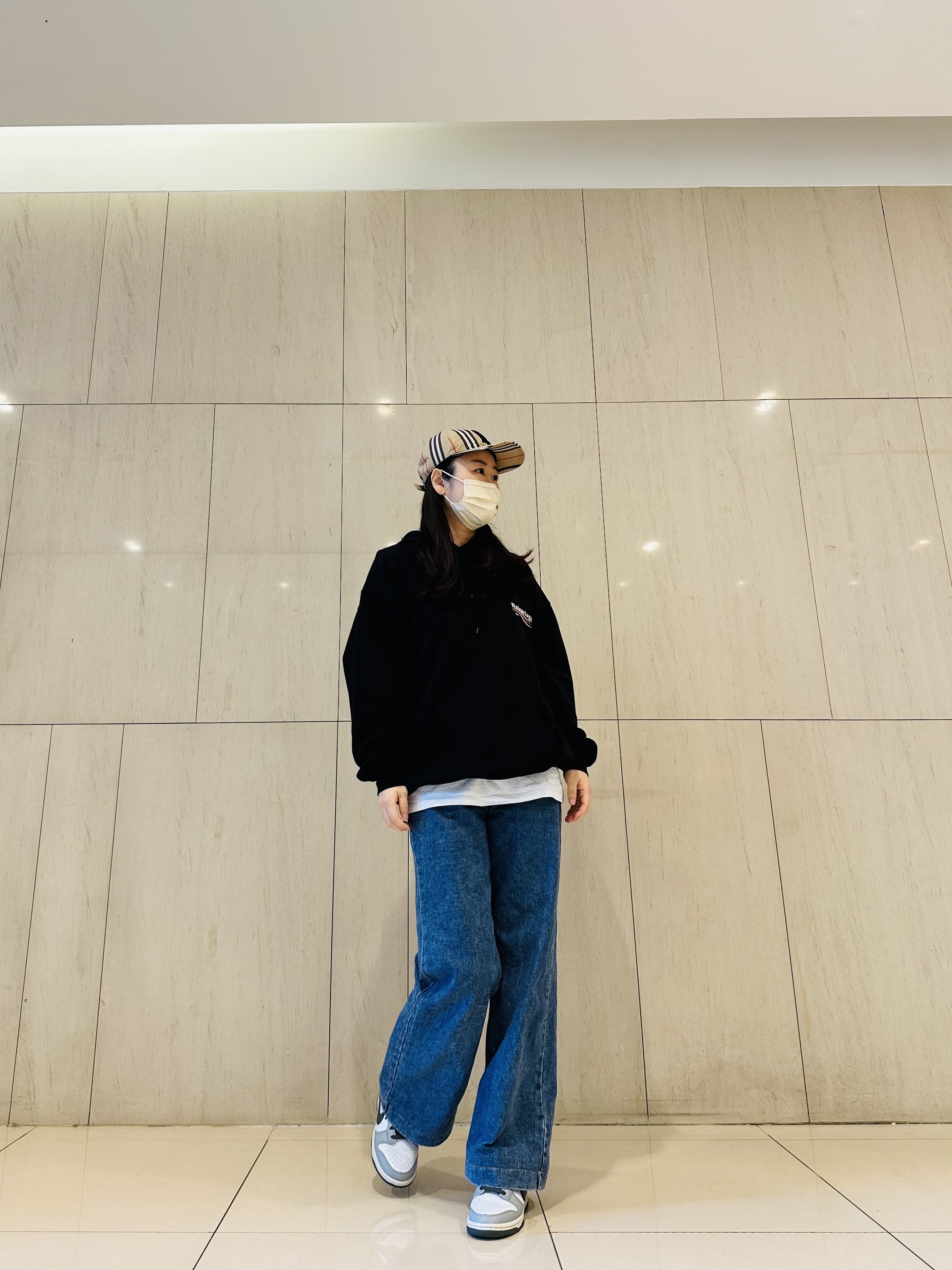 Balenciaga Political Campaign Medium Fit Hoodie Black, (W) Nike Dunk Low Light Smoke Grey 착용 스타일 - 1