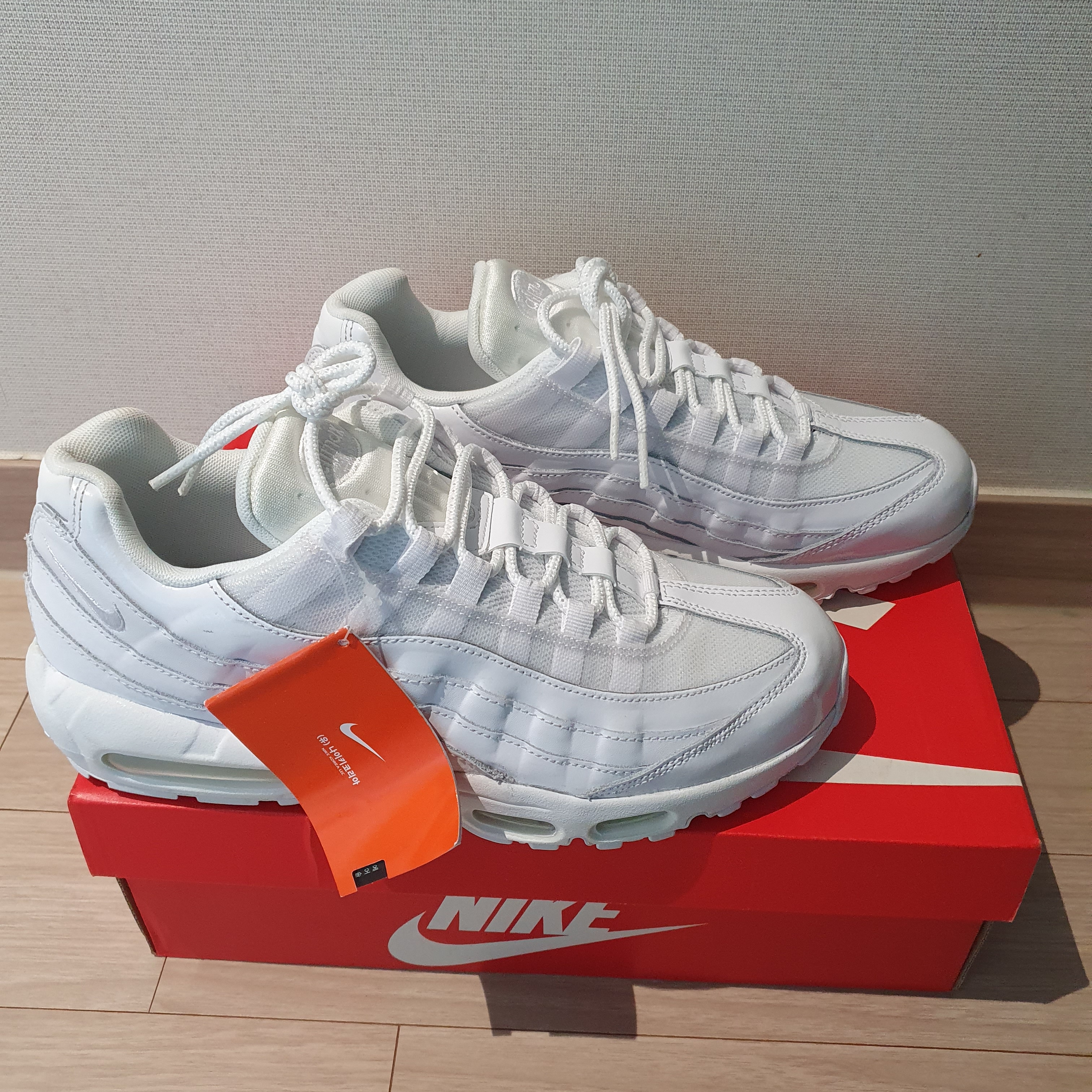(W) Nike Air Max 95 Triple White 착용 스타일 - 4
