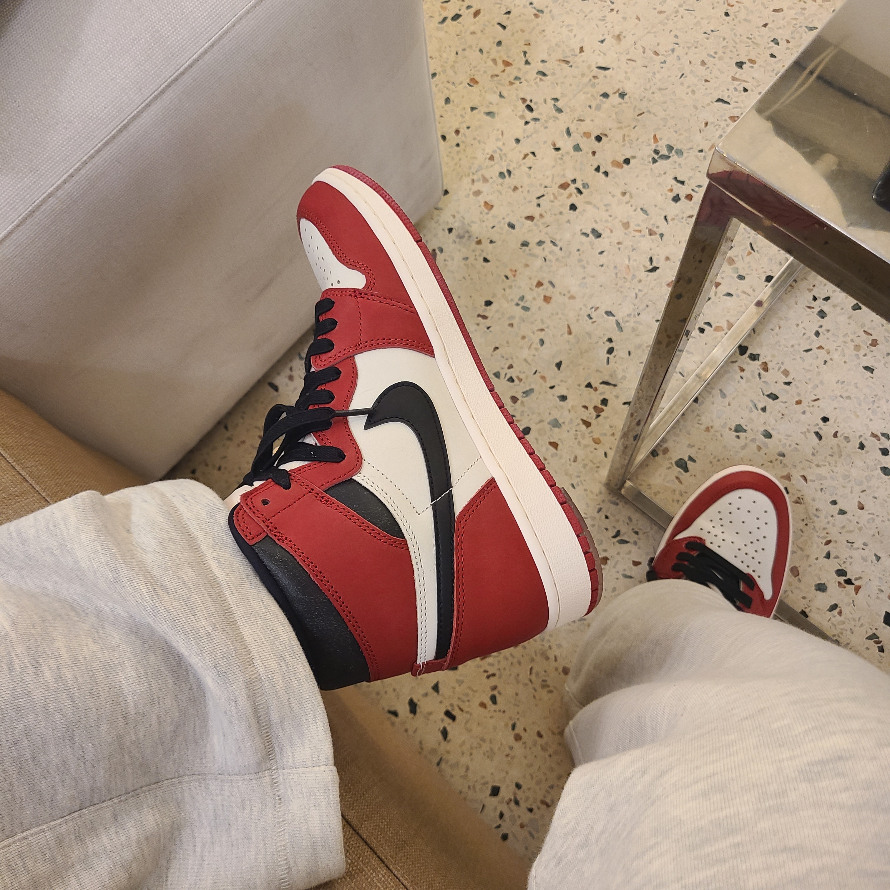 Jordan 1 Retro High OG Chicago 2022, Essentials The Core Collection Relaxed Sweatpants Light Oatmeal 착용 스타일 - 2