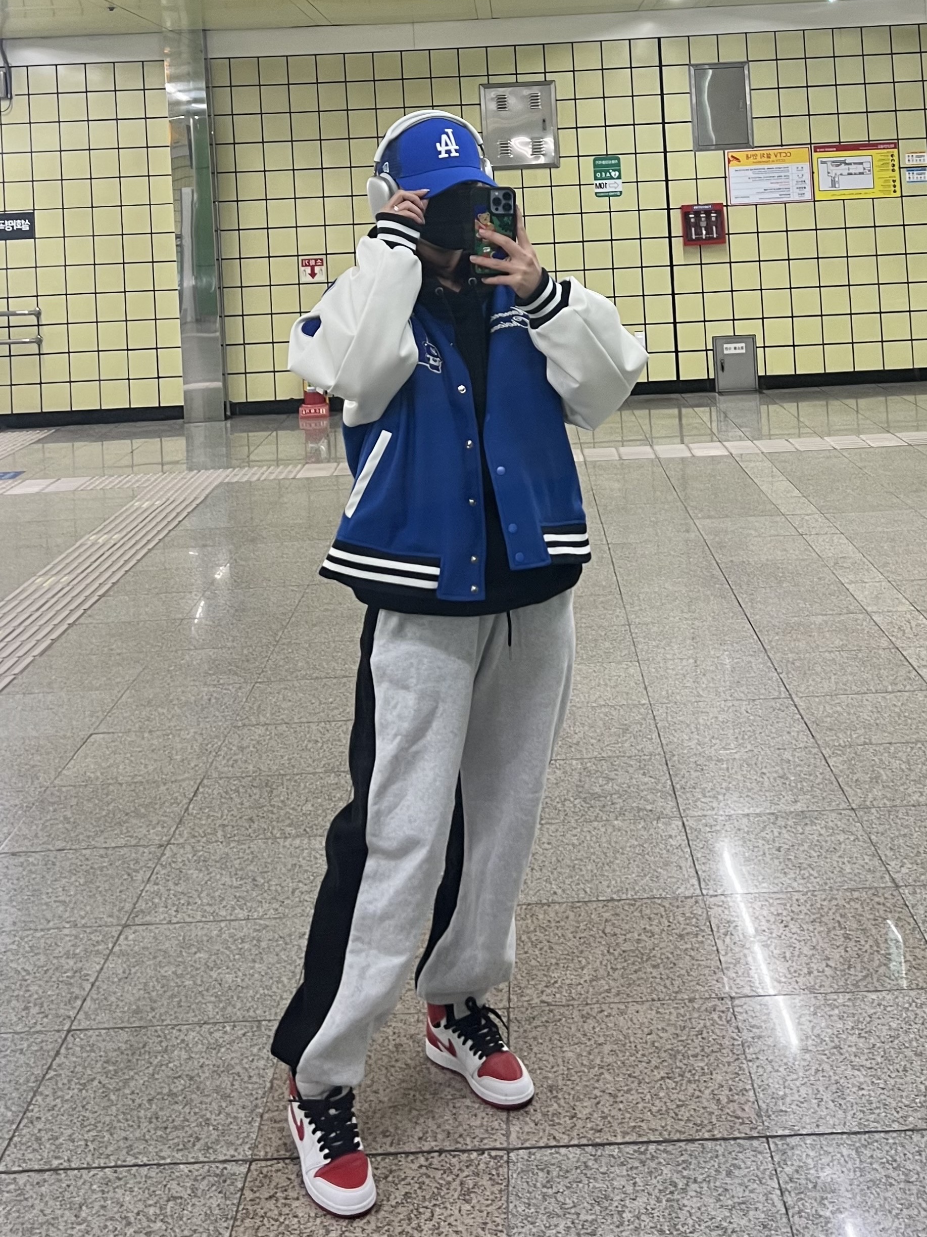 Apple AirPods Max Lightning Silver (Korean Ver.), Jordan 1 Retro High OG Heritage 착용 스타일 - 2