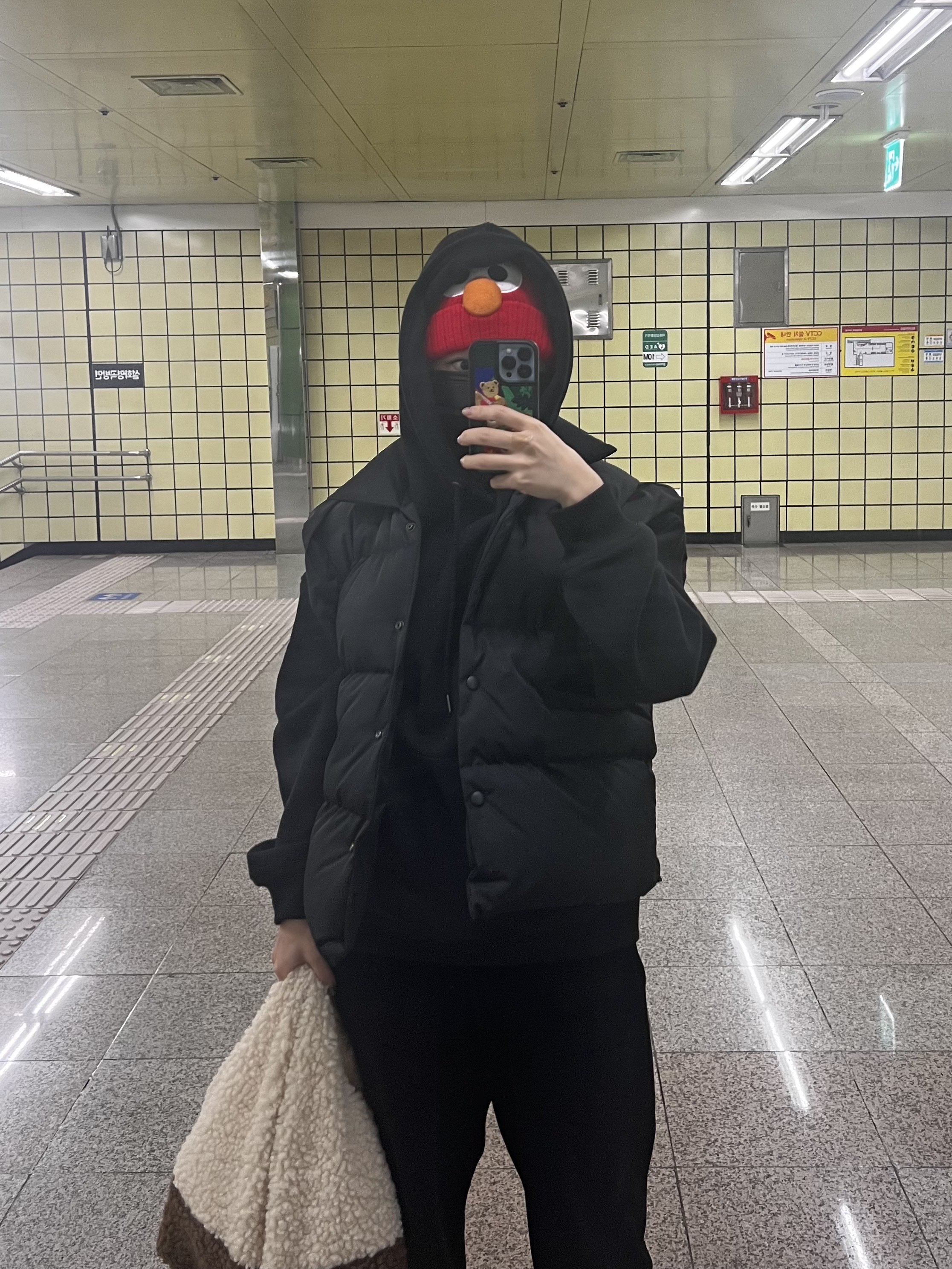 Apple AirPods Max Lightning Silver (Korean Ver.), Nike Air Force 1 '07 LV8 Low 1 Triple Red 착용 스타일 - 2