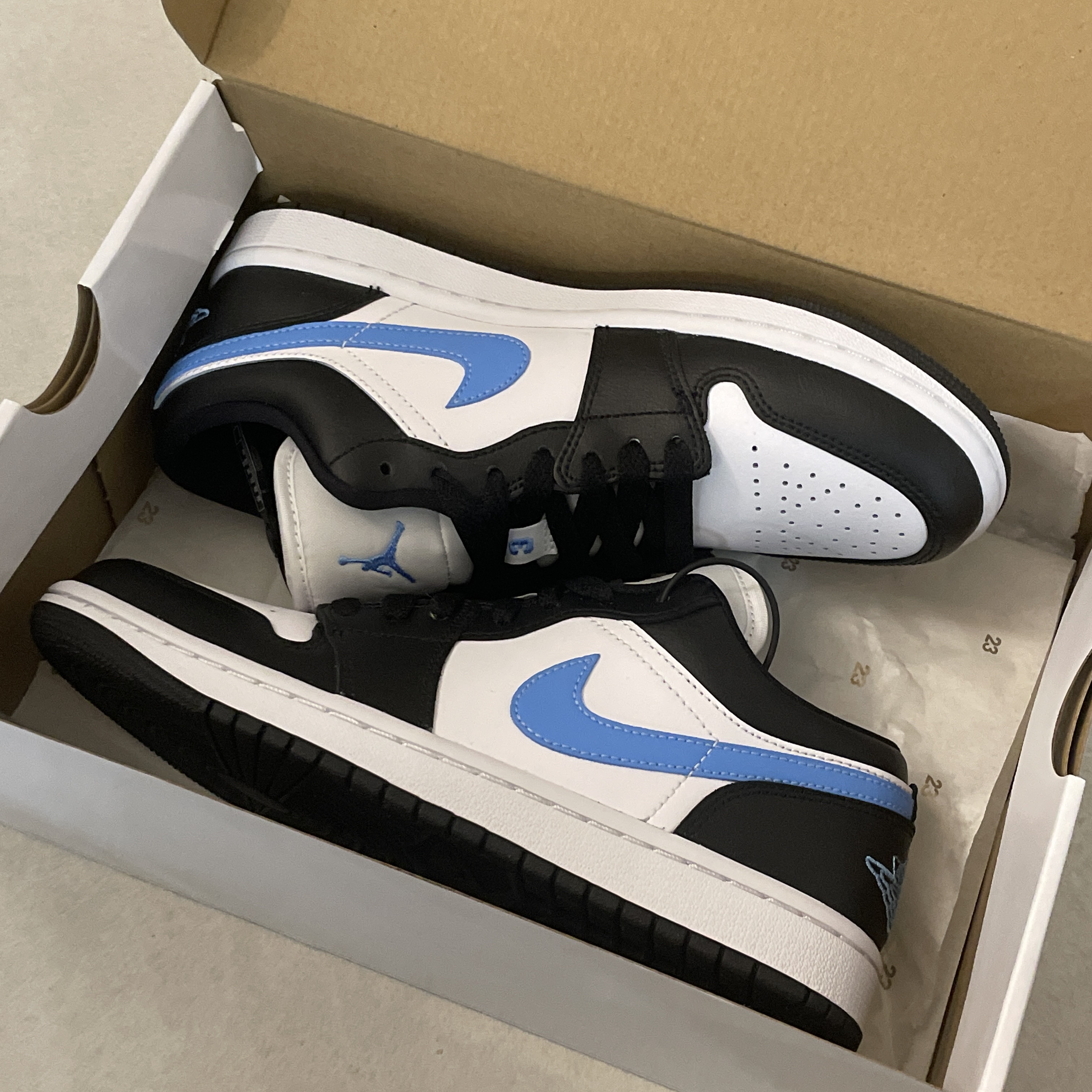 (W) Jordan 1 Low Black University Blue 착용 스타일 - 1