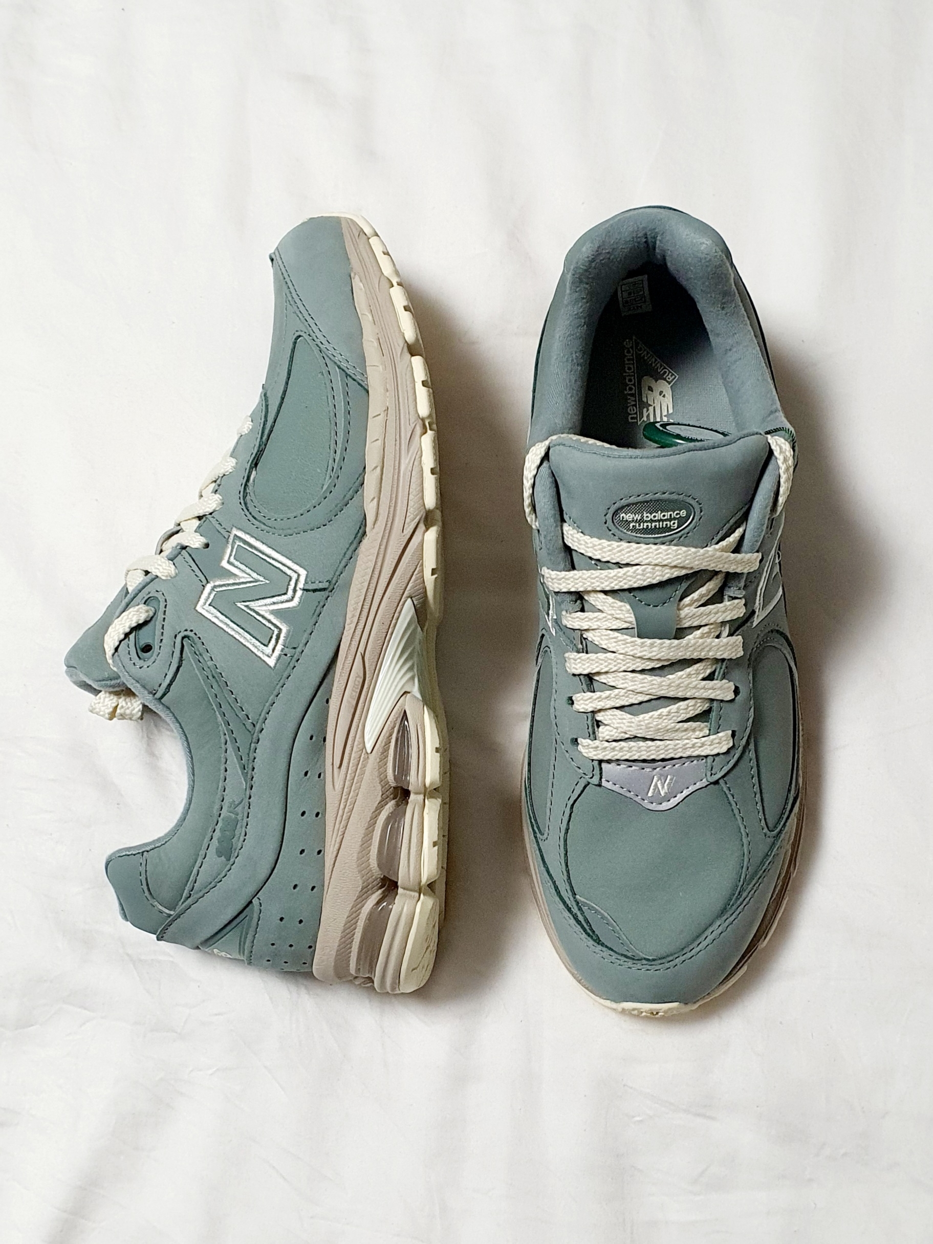 New Balance x Kith 2002R Slate Grey 착용 스타일 - 1