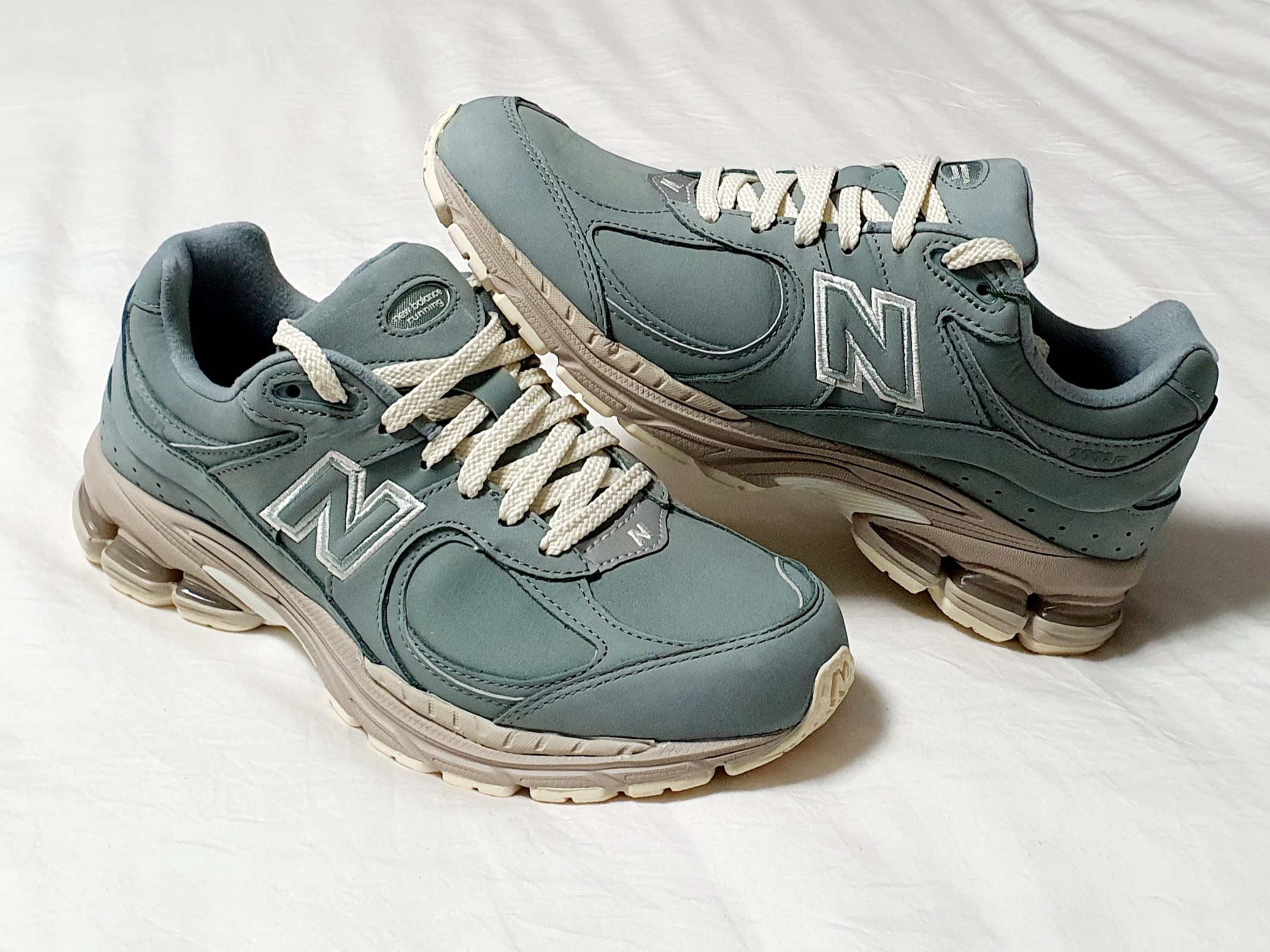 New Balance x Kith 2002R Slate Grey 착용 스타일 - 3