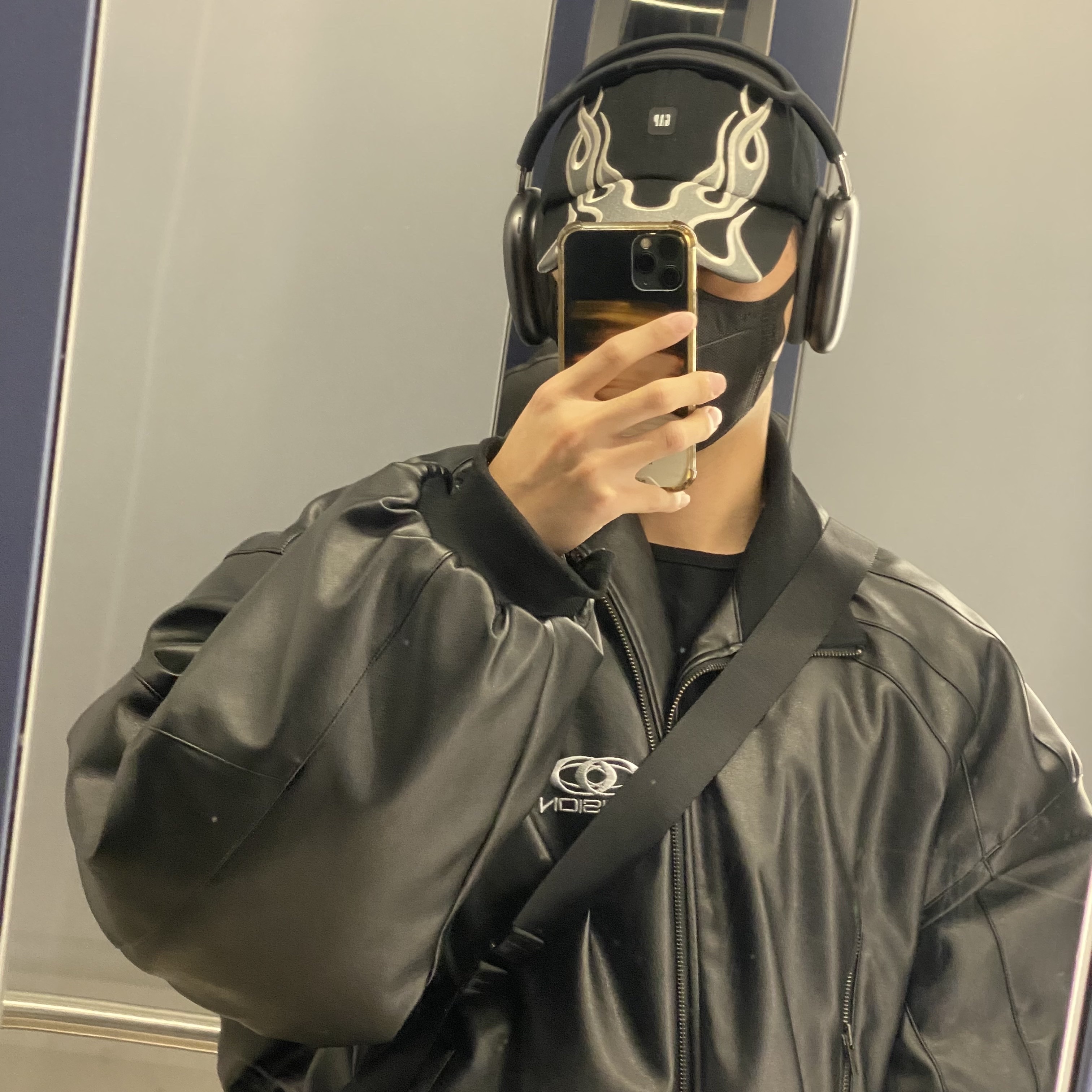 Apple AirPods Max Lightning Space Gray (Korean Ver.), Yeezy Gap Engineered By Balenciaga Flame Cap Black 착용 스타일
