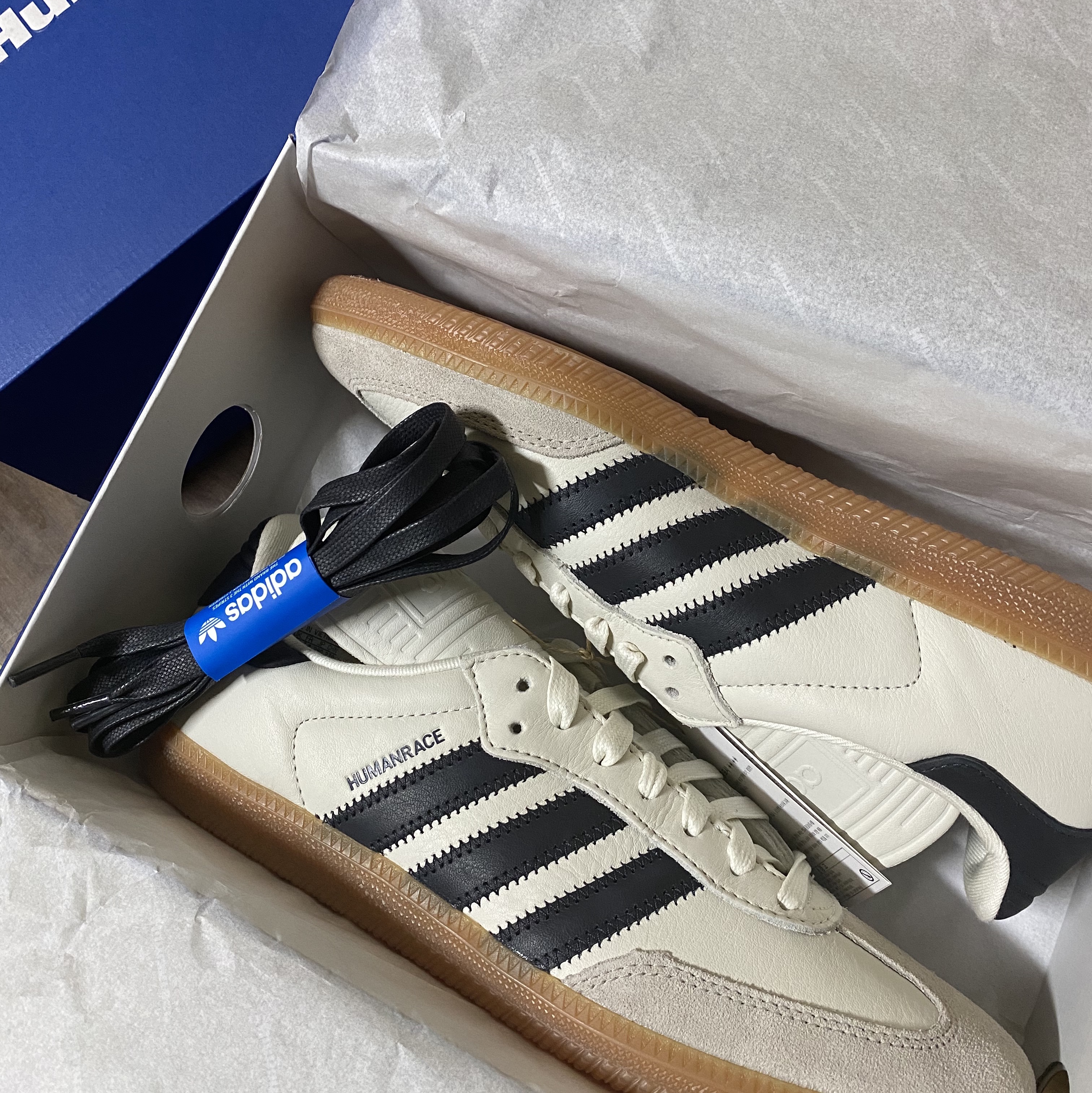 Adidas x Pharrell Williams Humanrace Samba Cloud White Night Grey 착용 스타일 - 1