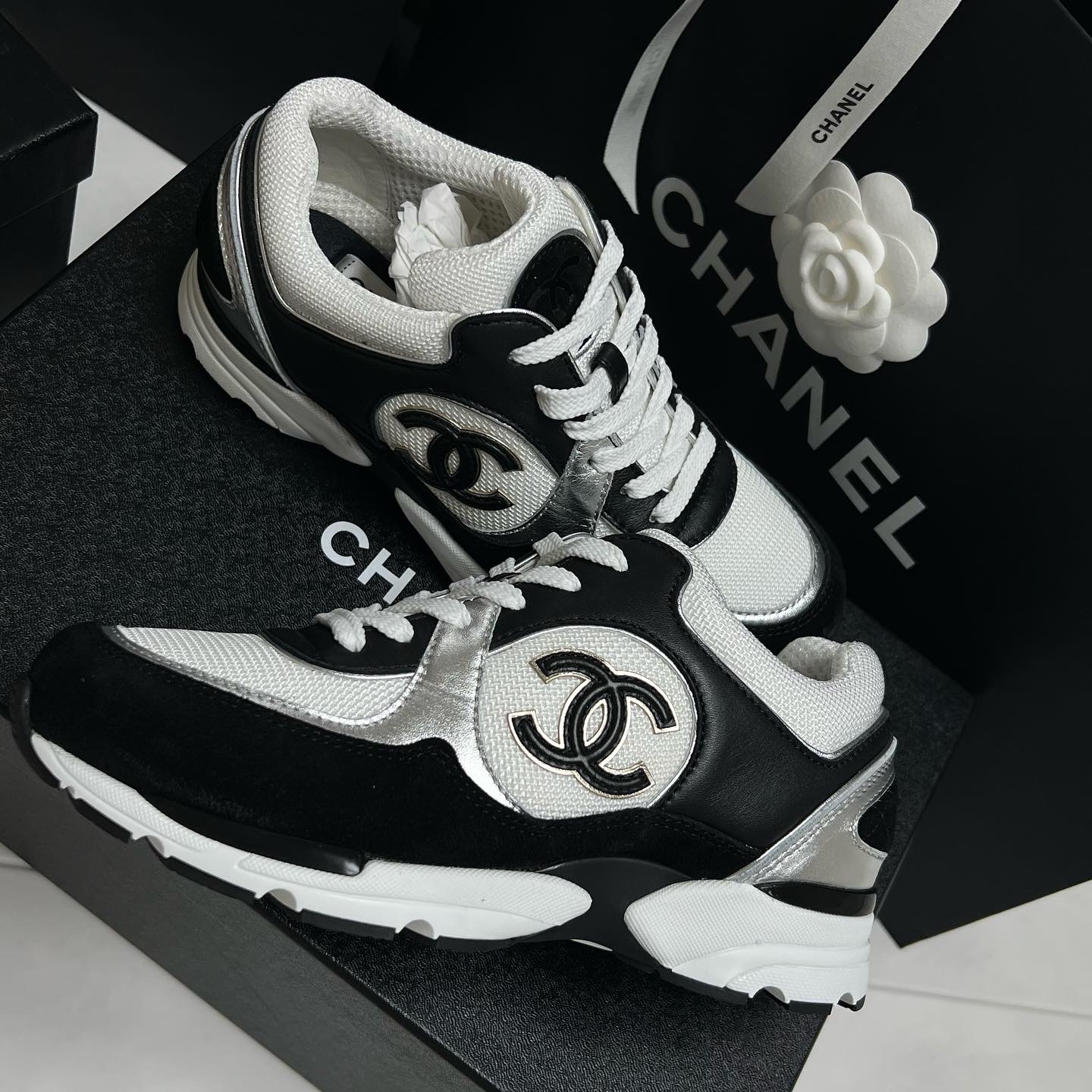 (W) Chanel Sneakers Mesh Suede Calfskin & Navy Black 착용 스타일