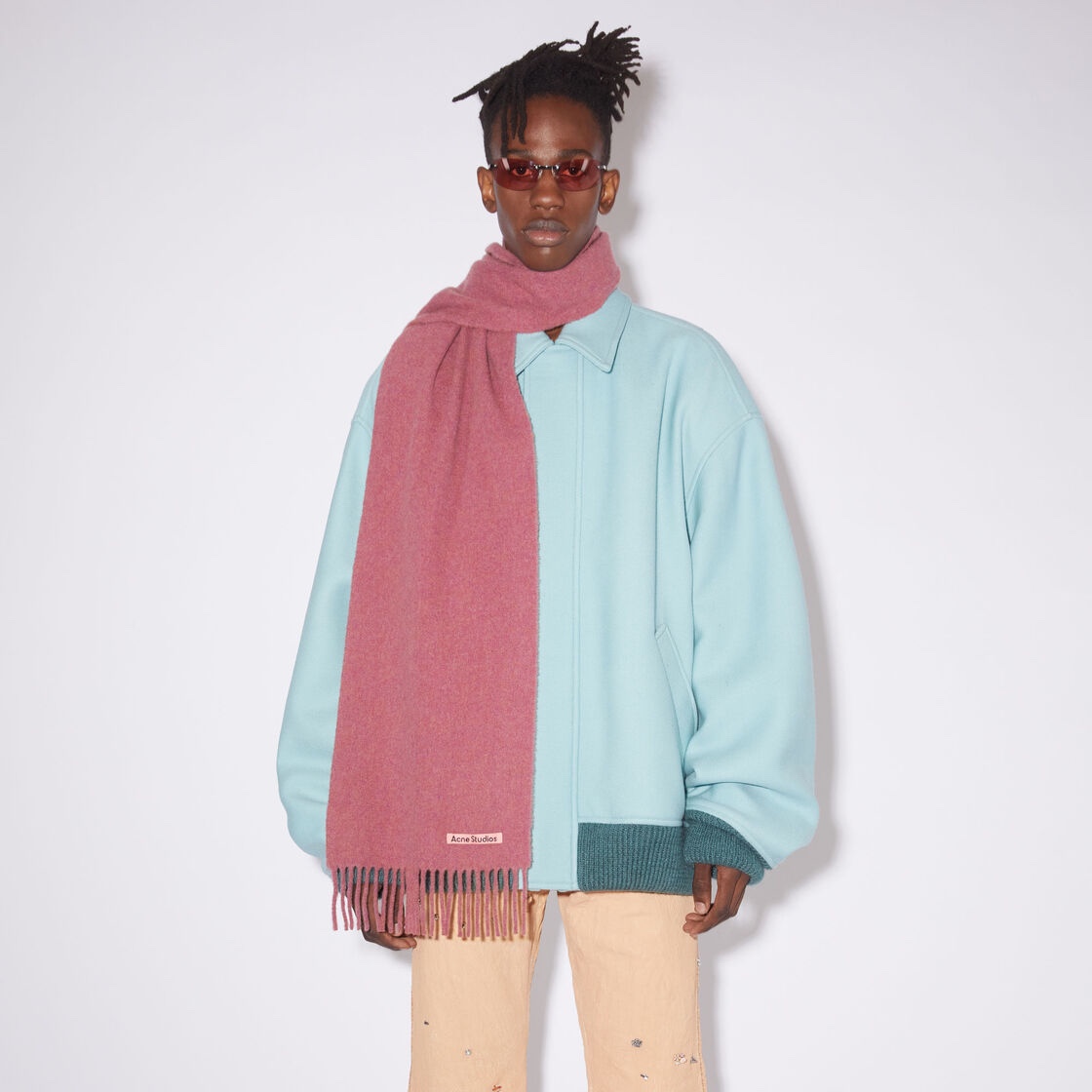 Acne Studios Wool Fringe Muffler Mineral Red 착용 스타일