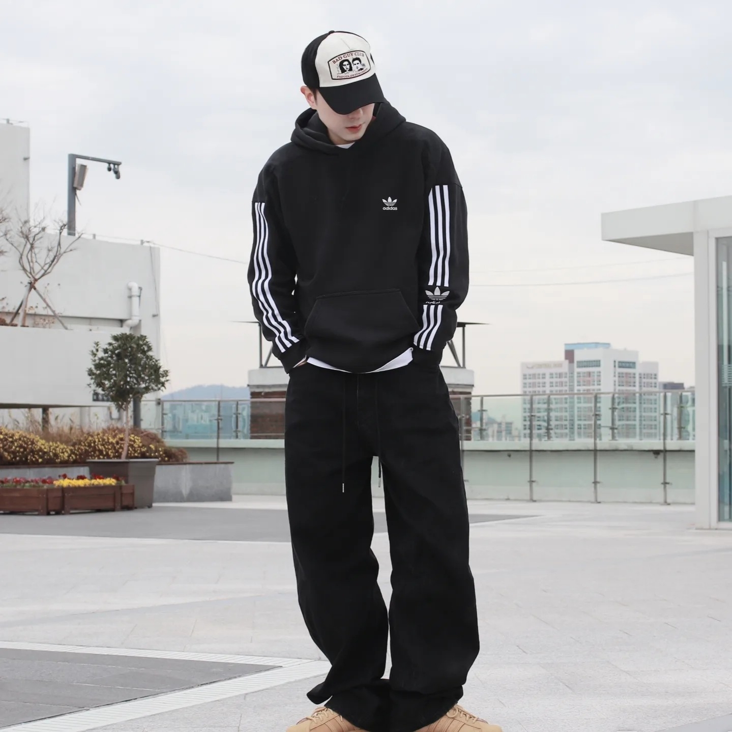 Adidas Superstar Golden Beige 착용 스타일 - 2