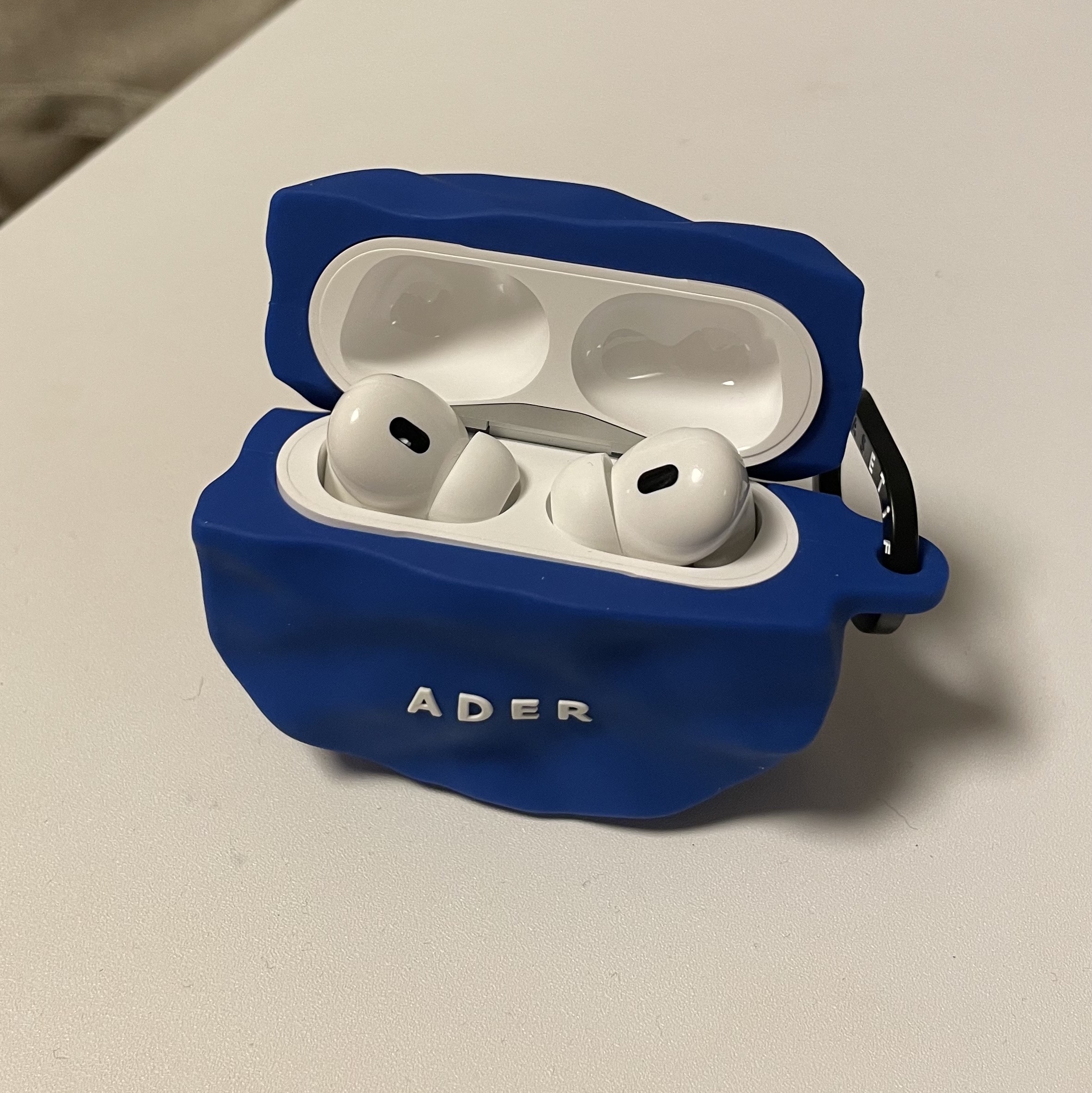 Apple AirPods Pro 2nd Gen (Korean Ver.), Casetify x Ader Error Wavy Collectable AirPods Pro 1st/2nd gen Case Blue 착용 스타일