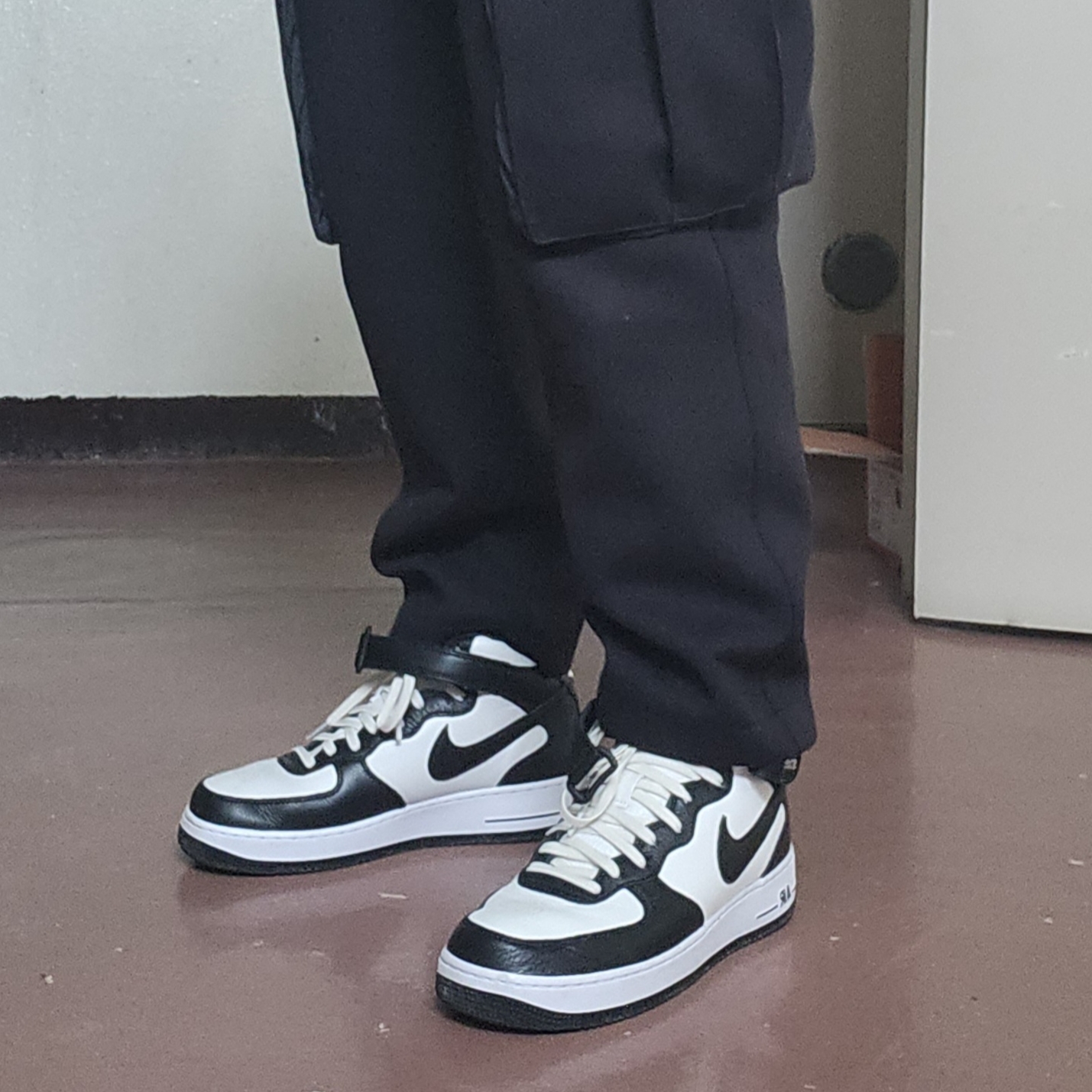 Nike x Stussy Air Force 1 '07 Mid SP Black and Light Bone 착용 스타일