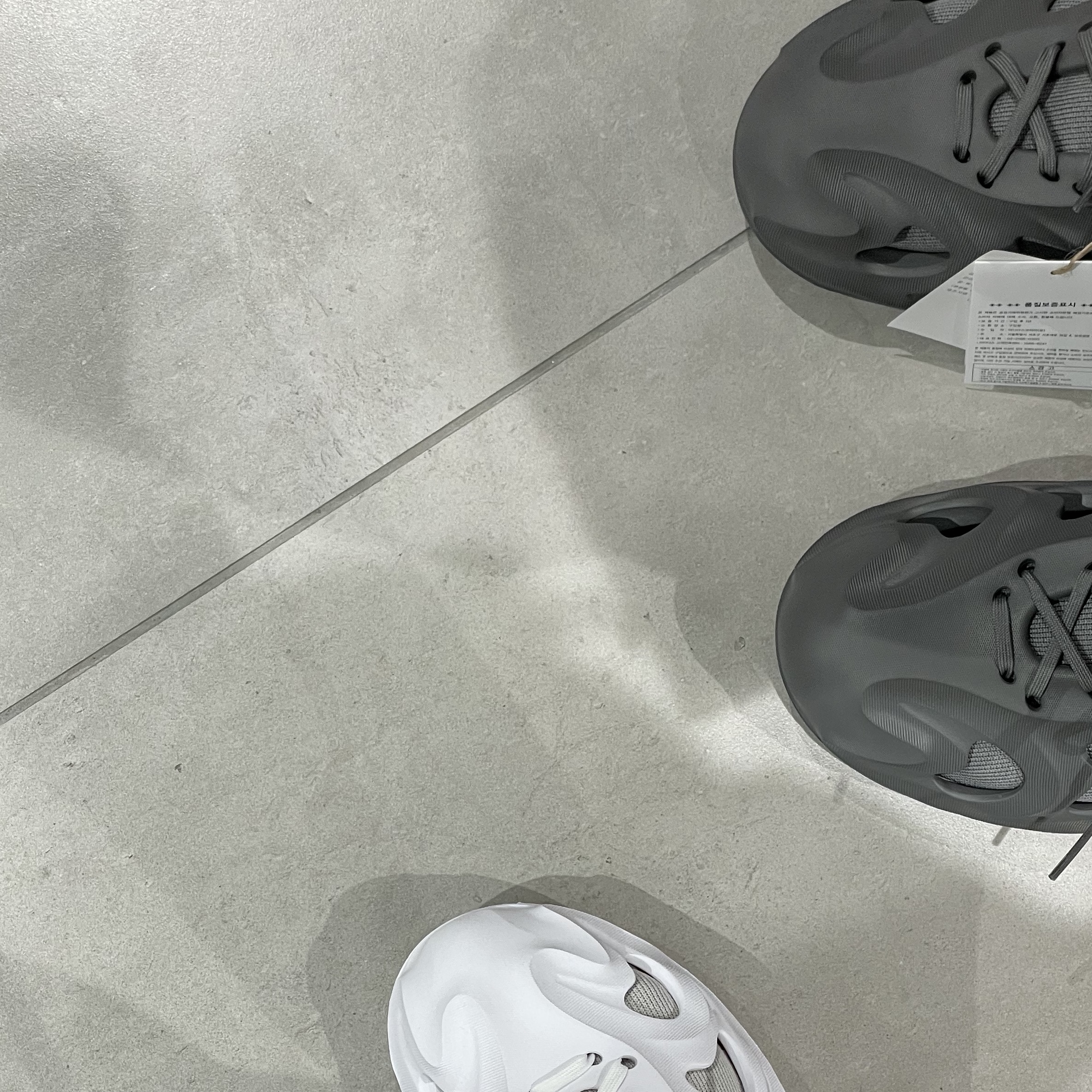 Adidas Adifom Q Off White, Adidas Adifom Q Grey 착용 스타일