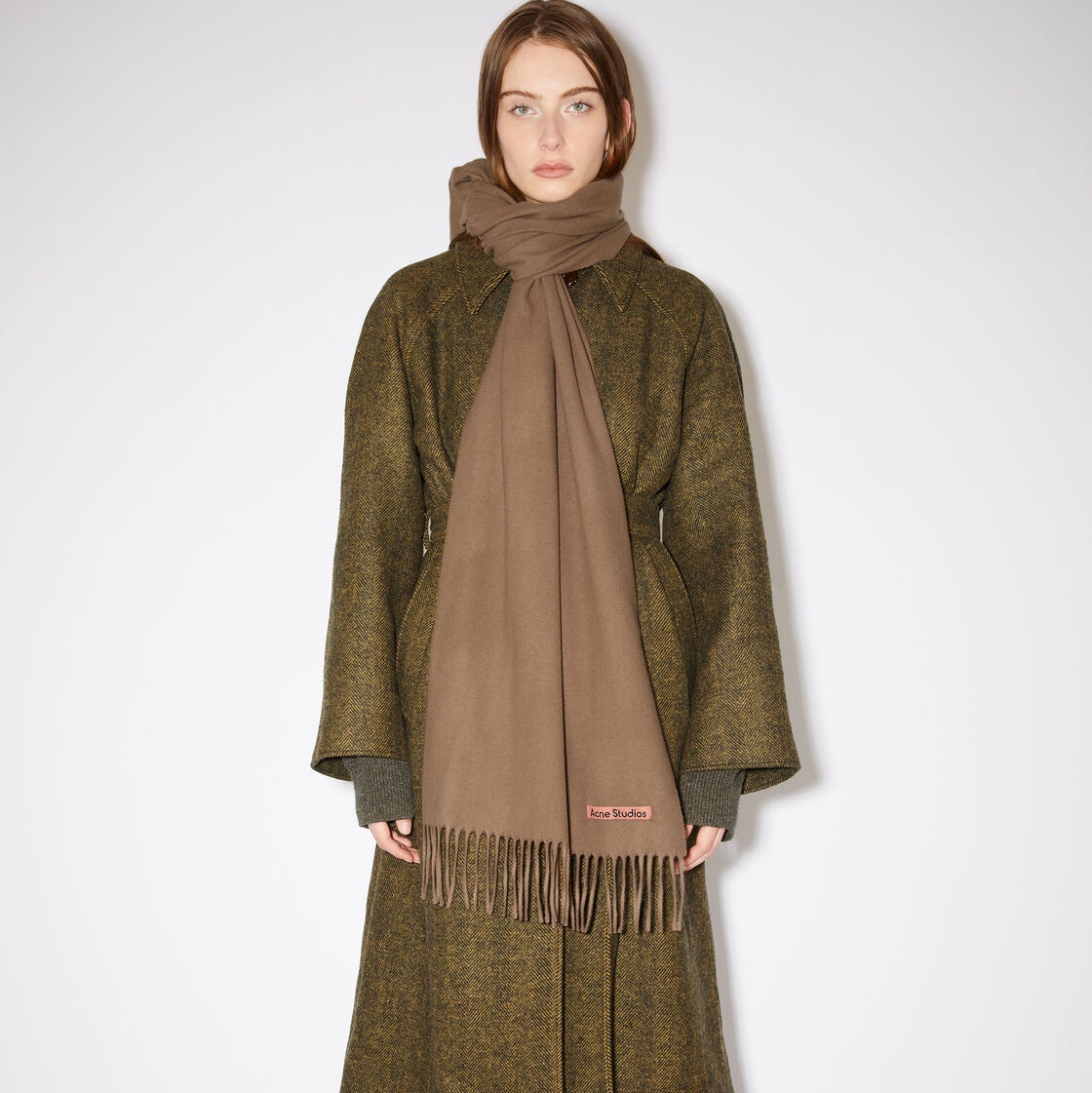 Acne Studios Wool Fringe Muffler Caramel Brown 착용 스타일