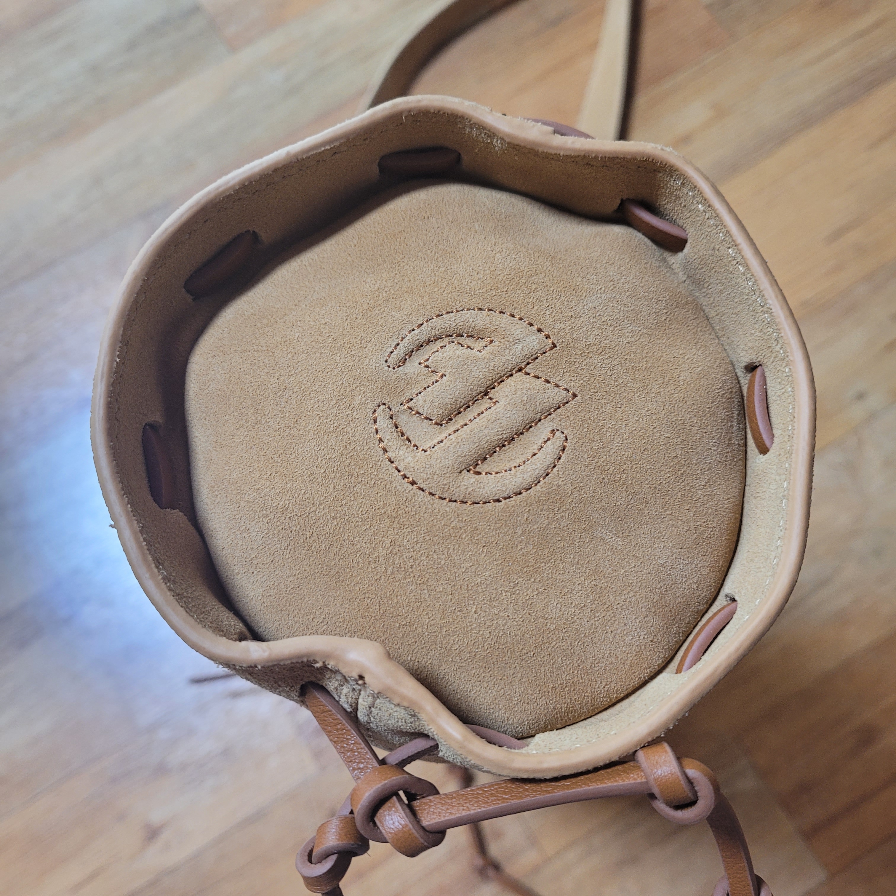 Ader Error x Zara Stitch Split Suede Crossbody Bag Ochre 착용 스타일 - 2
