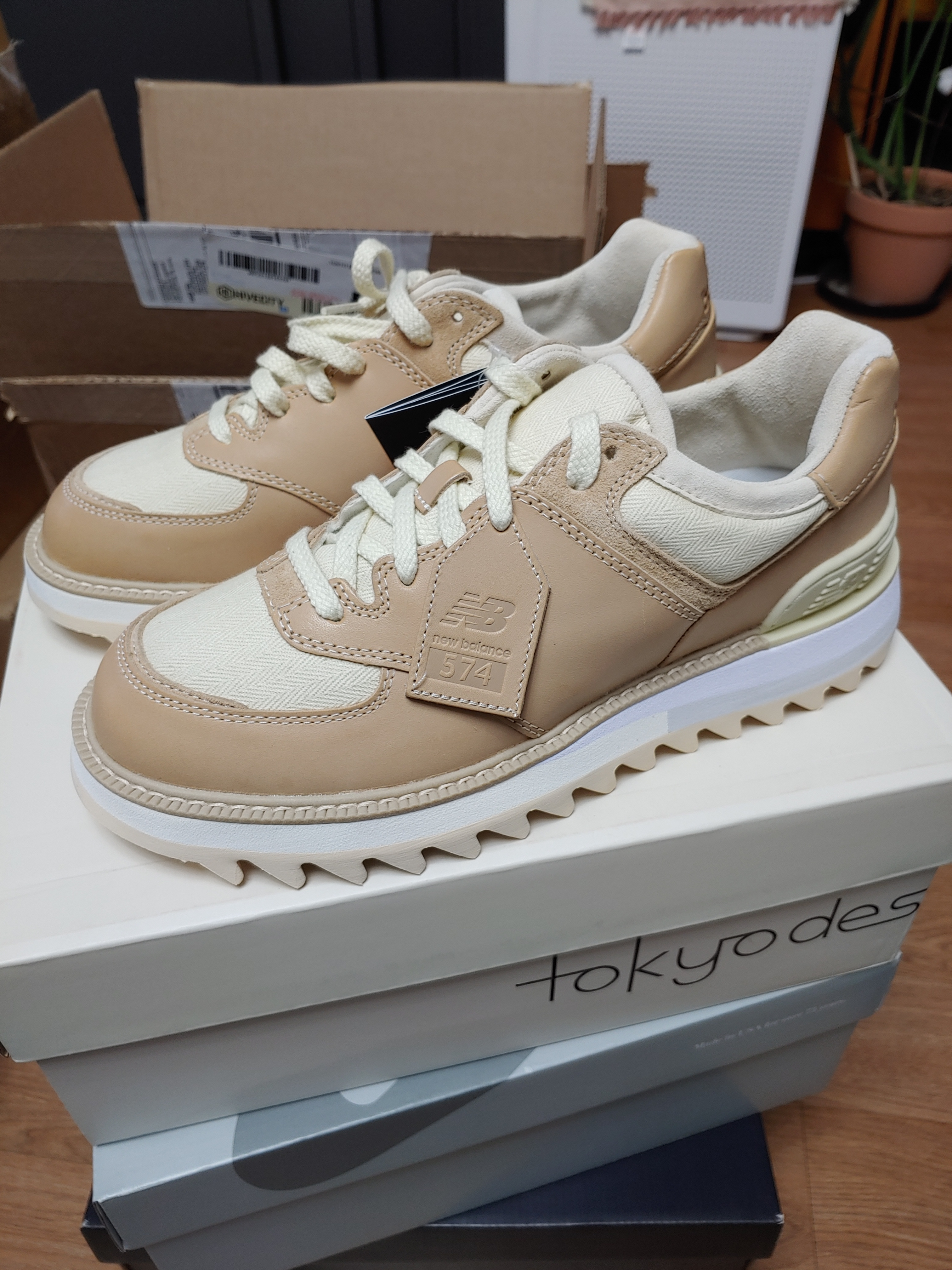 New Balance x Tokyo Design Studio 574 Vachetta Tan 착용 스타일 - 1