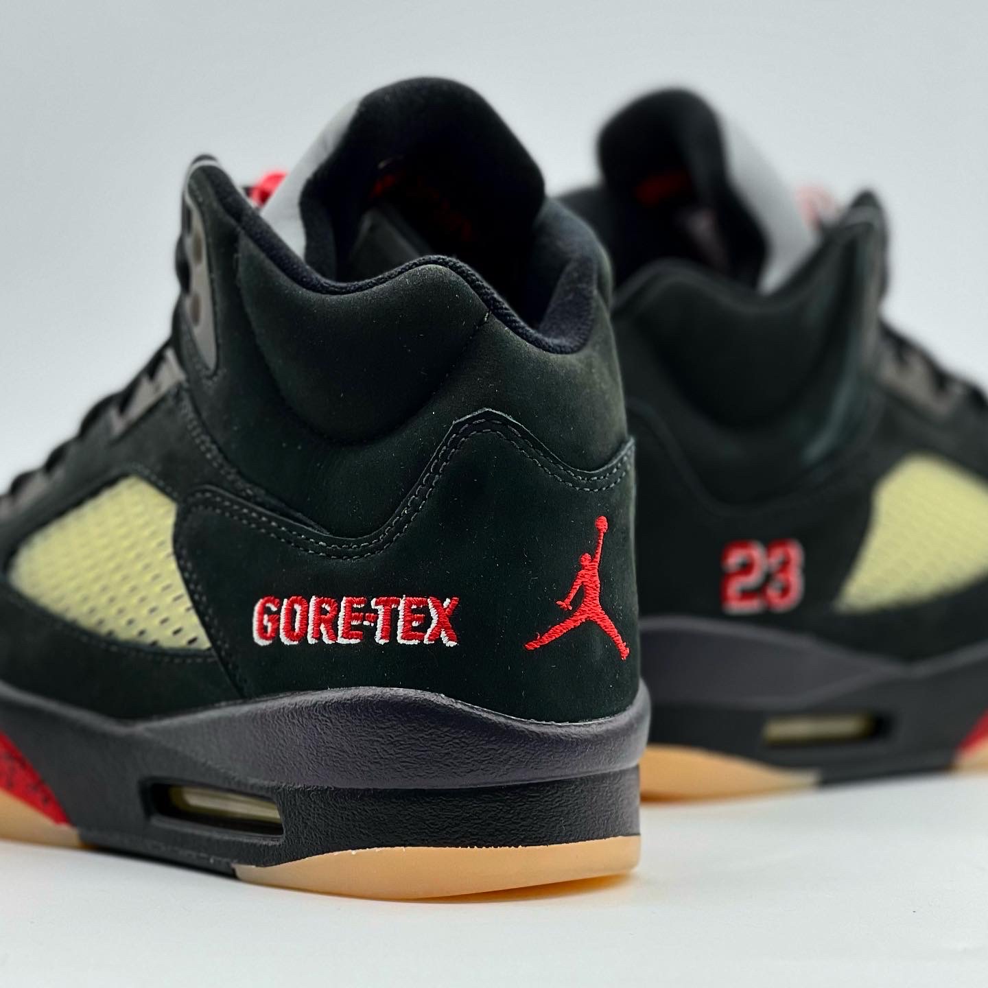 (W) Jordan 5 Retro Gore-Tex Off Noir Fire Red 착용 스타일 - 3