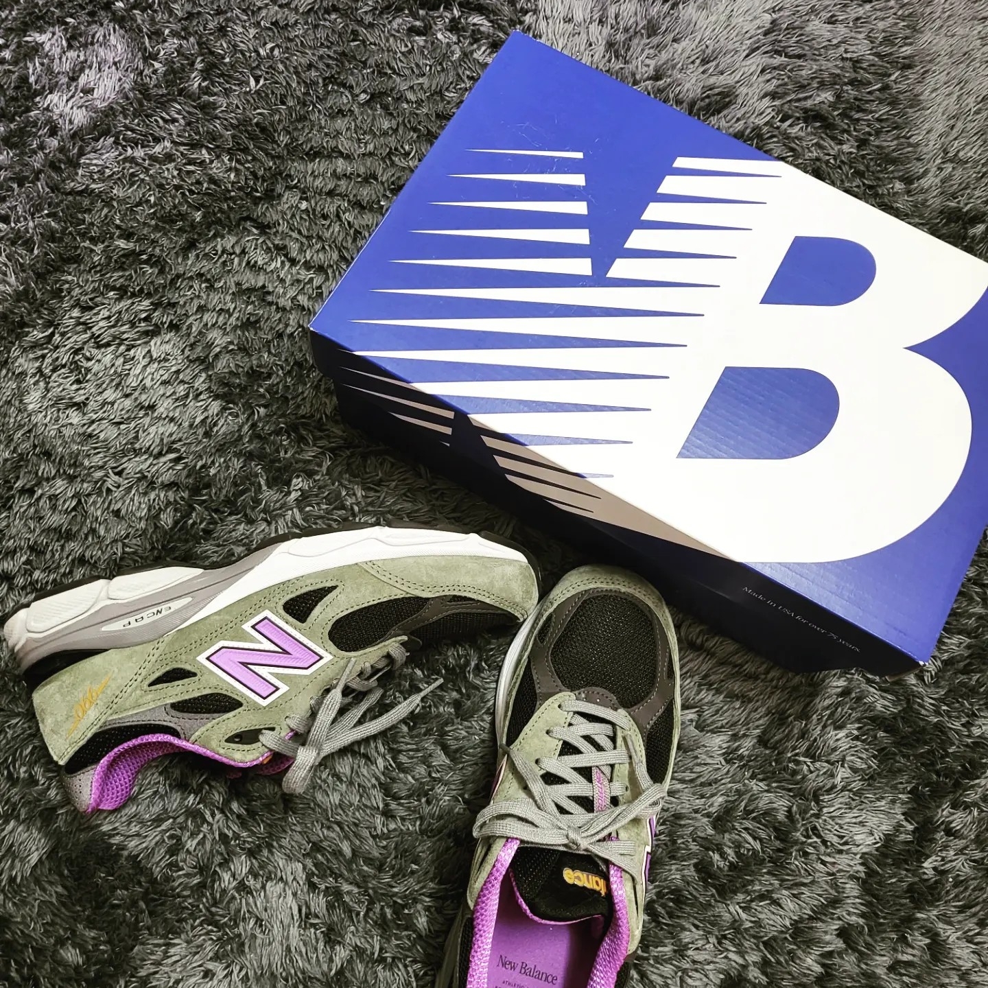 New Balance 990v3 Made in USA Olive Leaf Black 착용 스타일 - 2