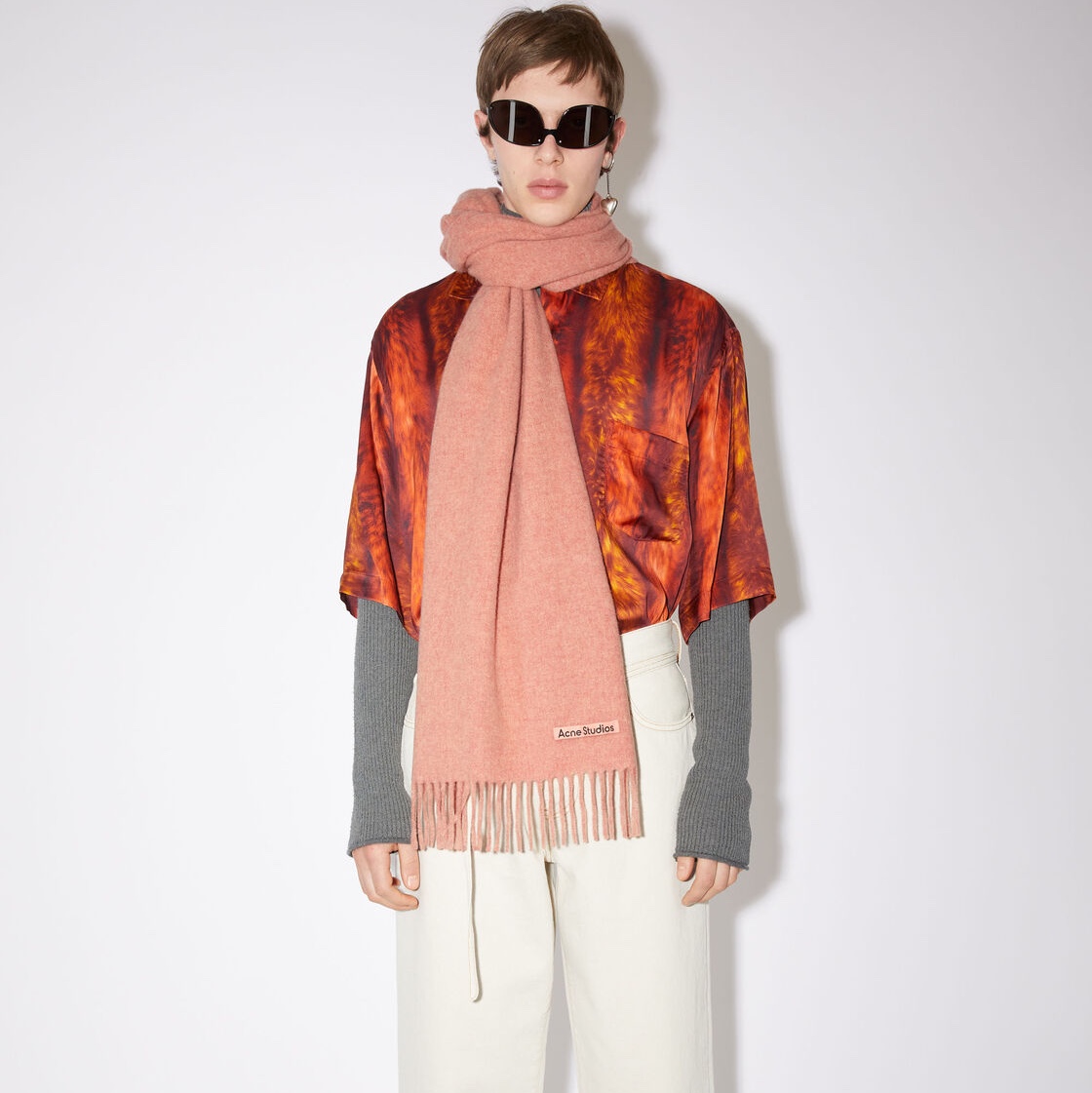 Acne Studios Wool Fringe Muffler Rose Melange 착용 스타일