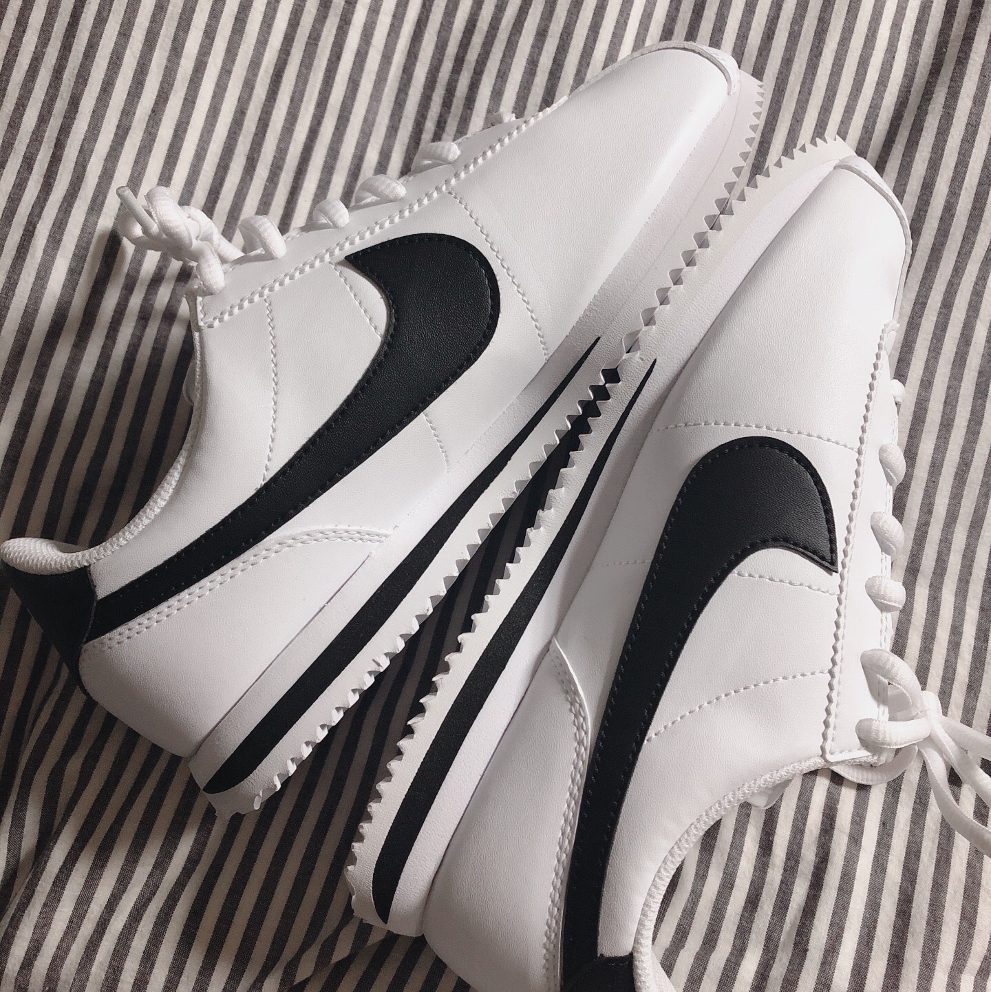 (GS) Nike Cortez Basic SL White Black, (W) Nike Classic Cortez Leather White Black 착용 스타일