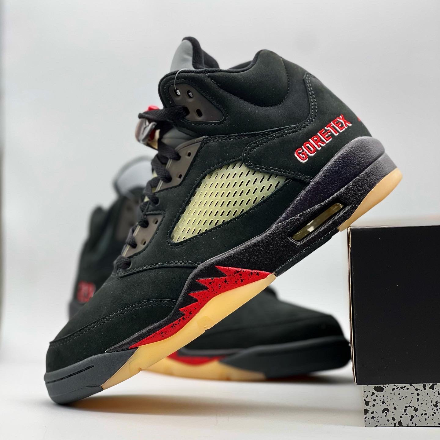(W) Jordan 5 Retro Gore-Tex Off Noir Fire Red 착용 스타일 - 4