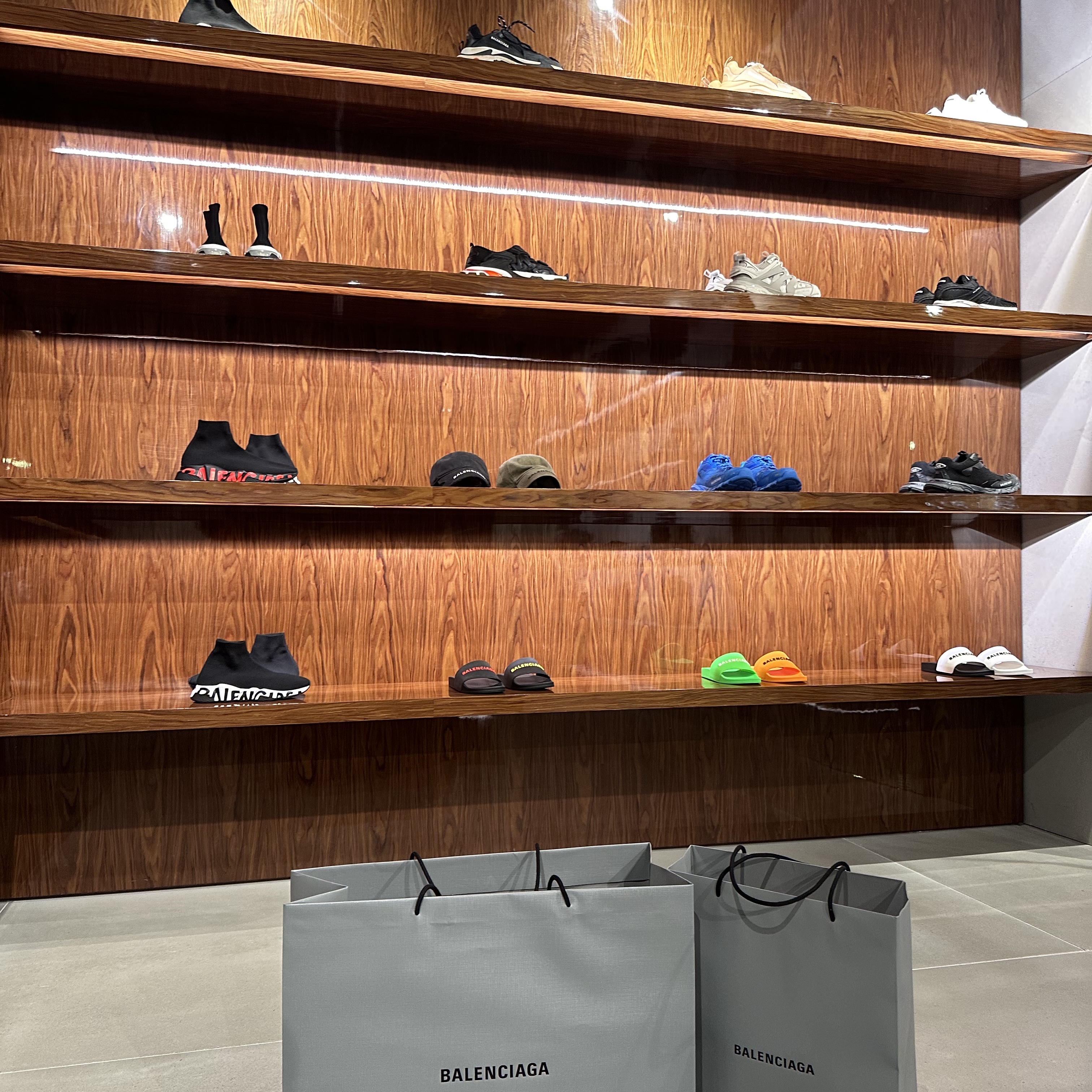 Balenciaga Triple S Sneakers Black Red 2022, Balenciaga Navy XS Cabas Light Beige Black 착용 스타일 - 1