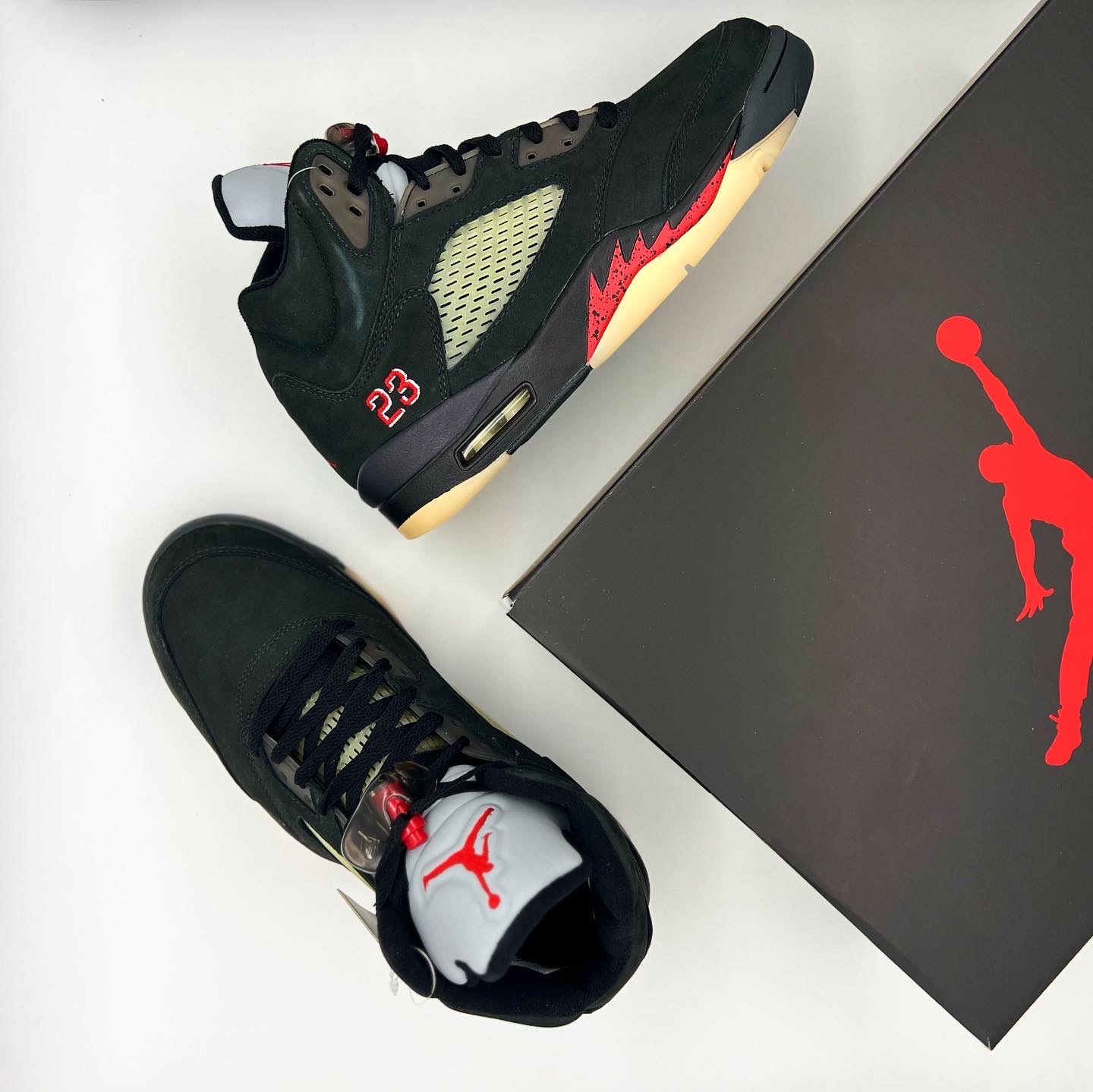 (W) Jordan 5 Retro Gore-Tex Off Noir Fire Red 착용 스타일 - 5