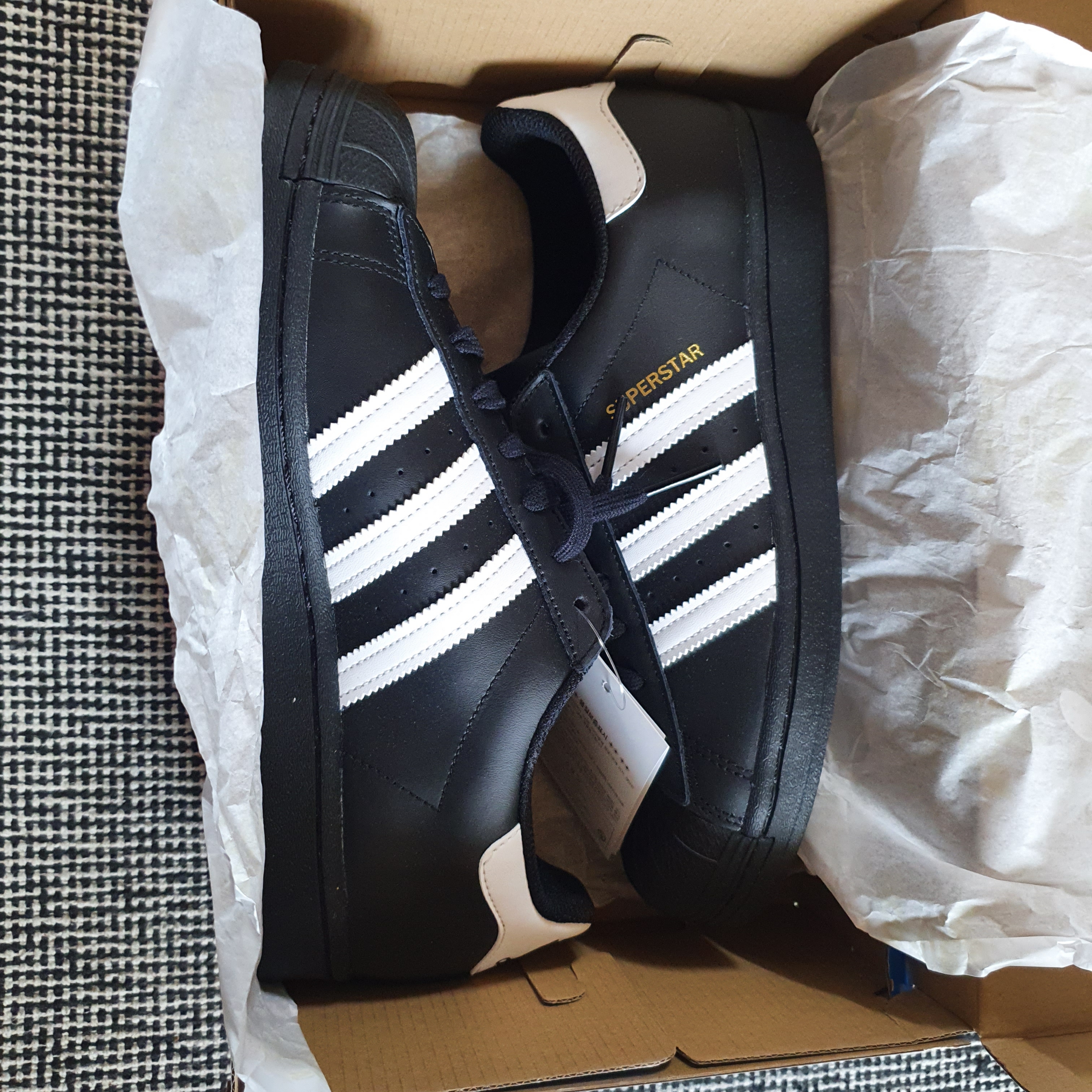 Adidas Superstar Core Black White 착용 스타일