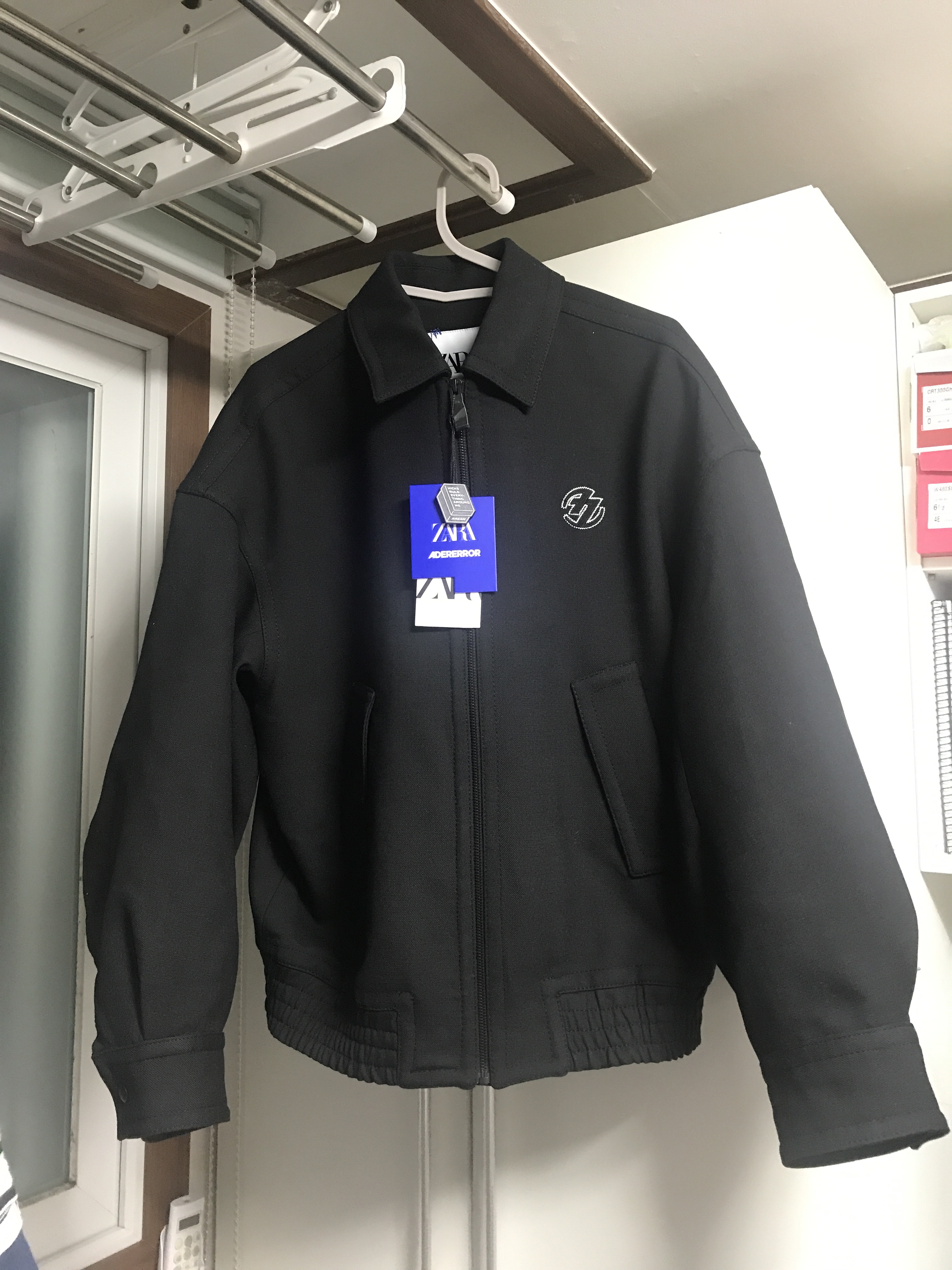Zara x Ader Error Oversize Collar Bomber Jacket Black 착용 스타일 - 3