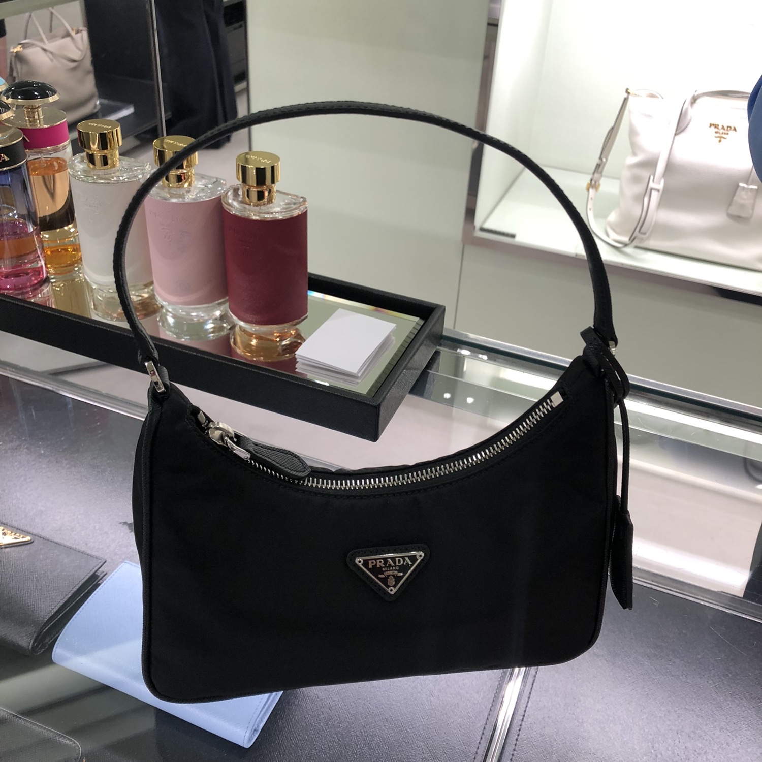 Prada Re-Edition 2005 Re-Nylon Mini Hobo Bag Black 착용 스타일