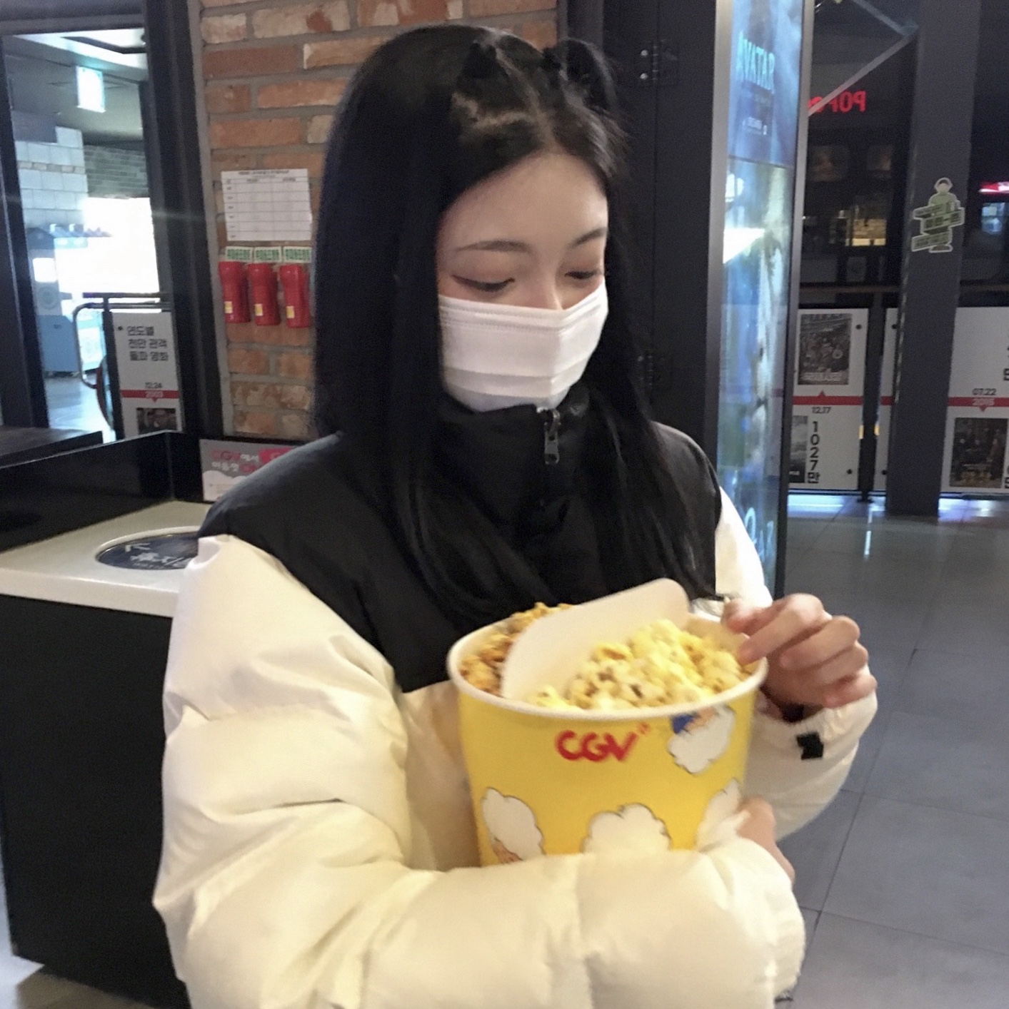 The North Face 1996 Eco Nuptse Jacket White, (W) Jordan 1 Retro High OG Atmosphere 착용 스타일 - 3