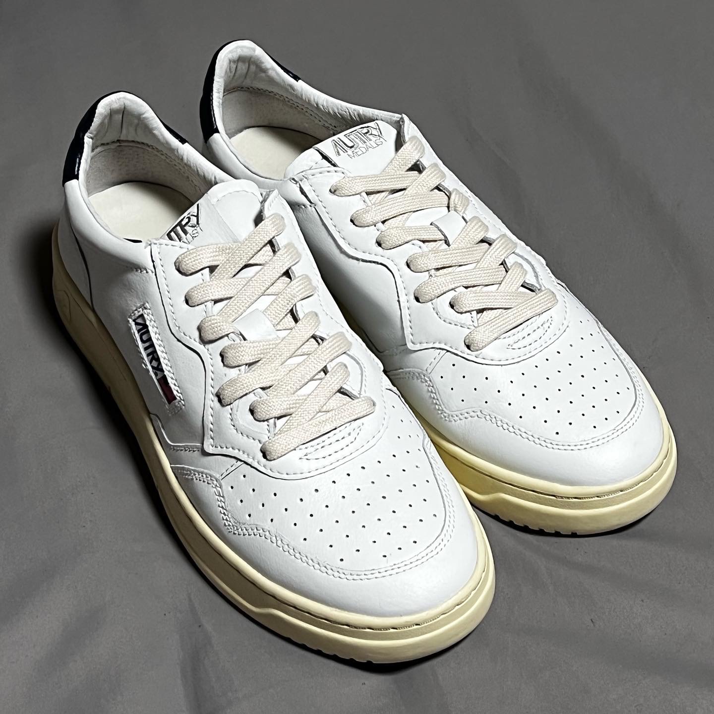 Autry Medalist Low Leather Sneakers White Black 착용 스타일 - 1