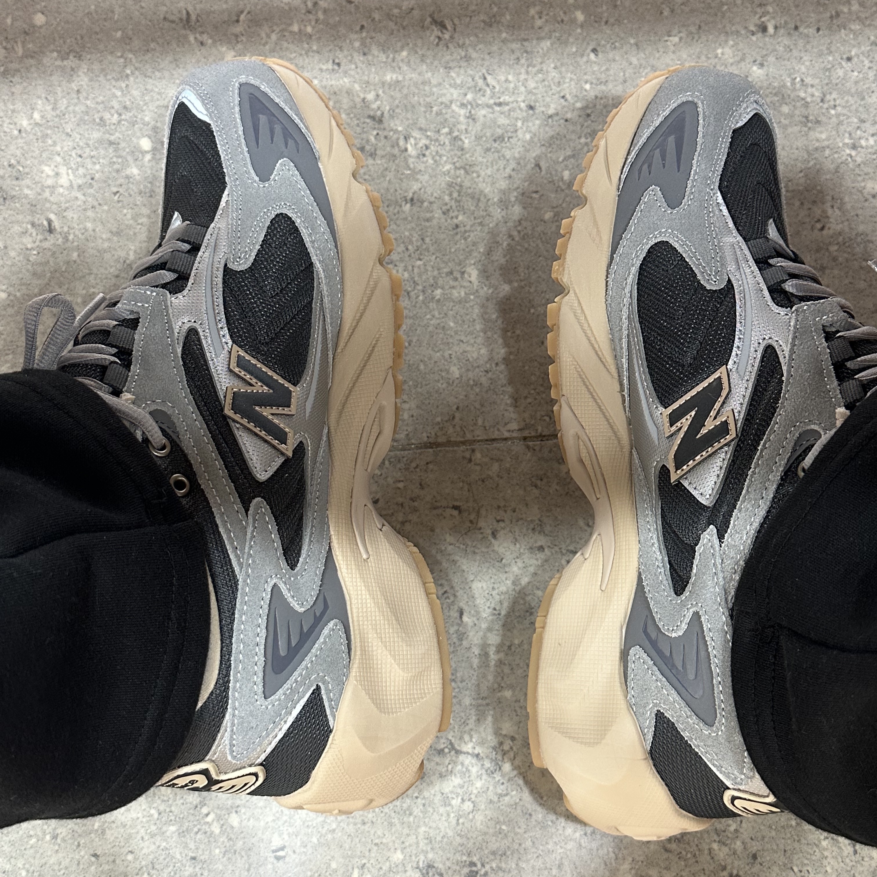 New Balance 725 Dark Grey Gum 착용 스타일