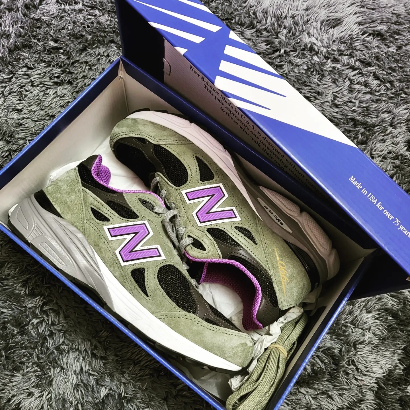 New Balance 990v3 Made in USA Olive Leaf Black 착용 스타일 - 1