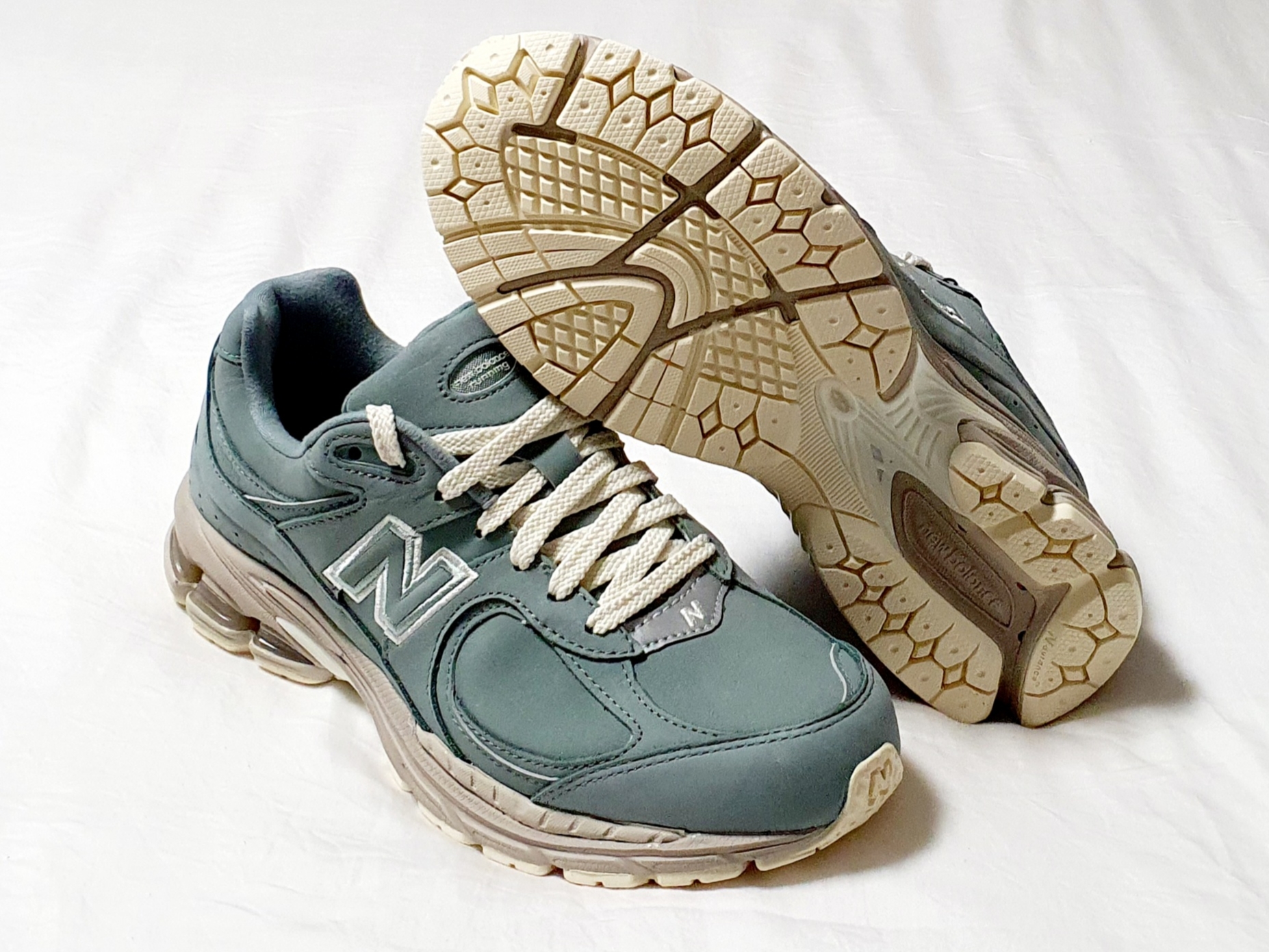 New Balance x Kith 2002R Slate Grey 착용 스타일 - 2