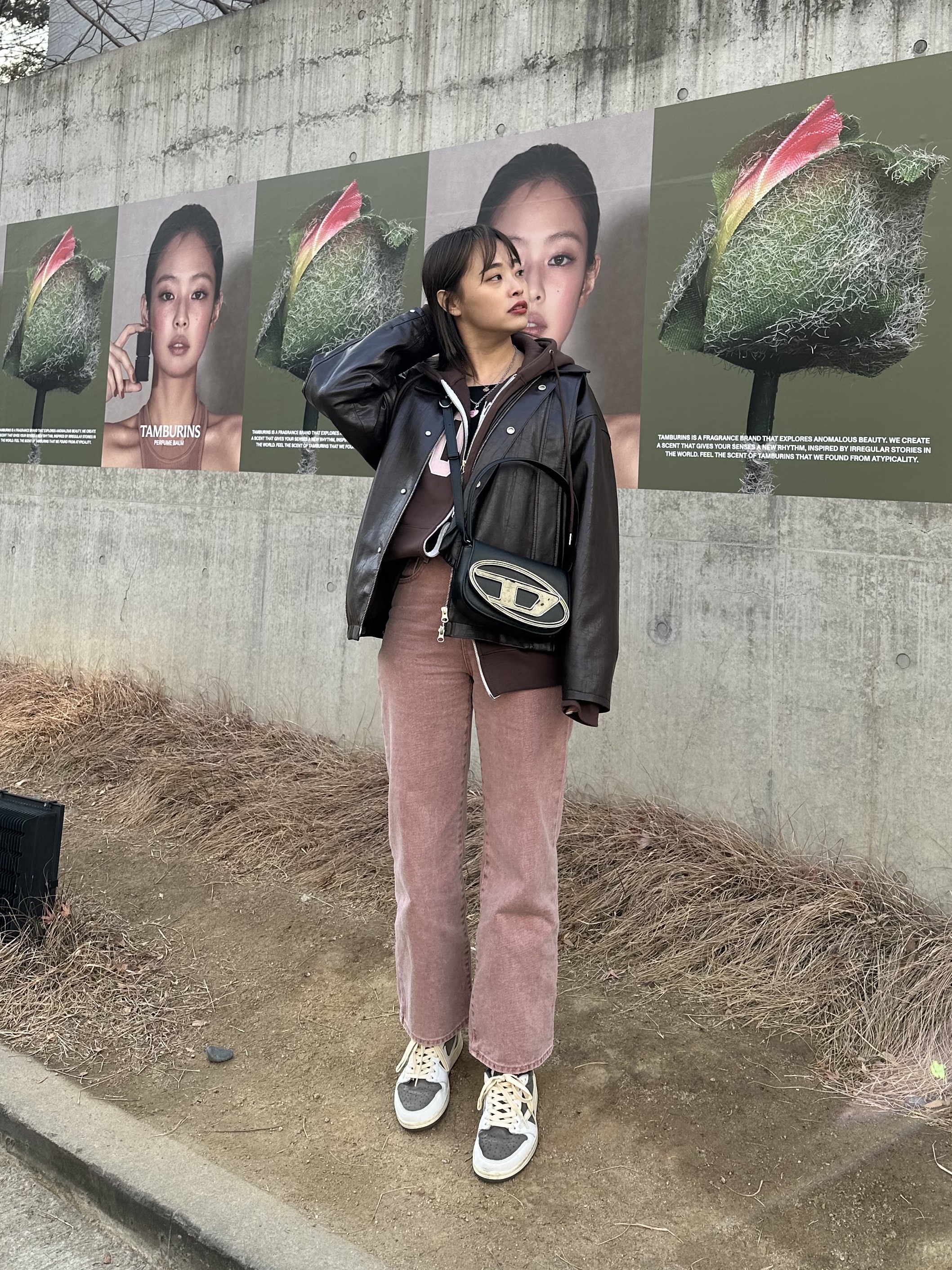 Jordan 1 x Travis Scott Retro Low OG SP Sail and Ridgerock, Diesel 1DR Shoulder Bag in Nappa Leather Black 착용 스타일 - 1