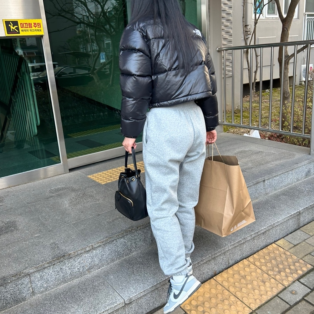 (W) The North Face Nuptse Short Jacket TNF Black, (W) Nike Dunk Low Light Smoke Grey 착용 스타일