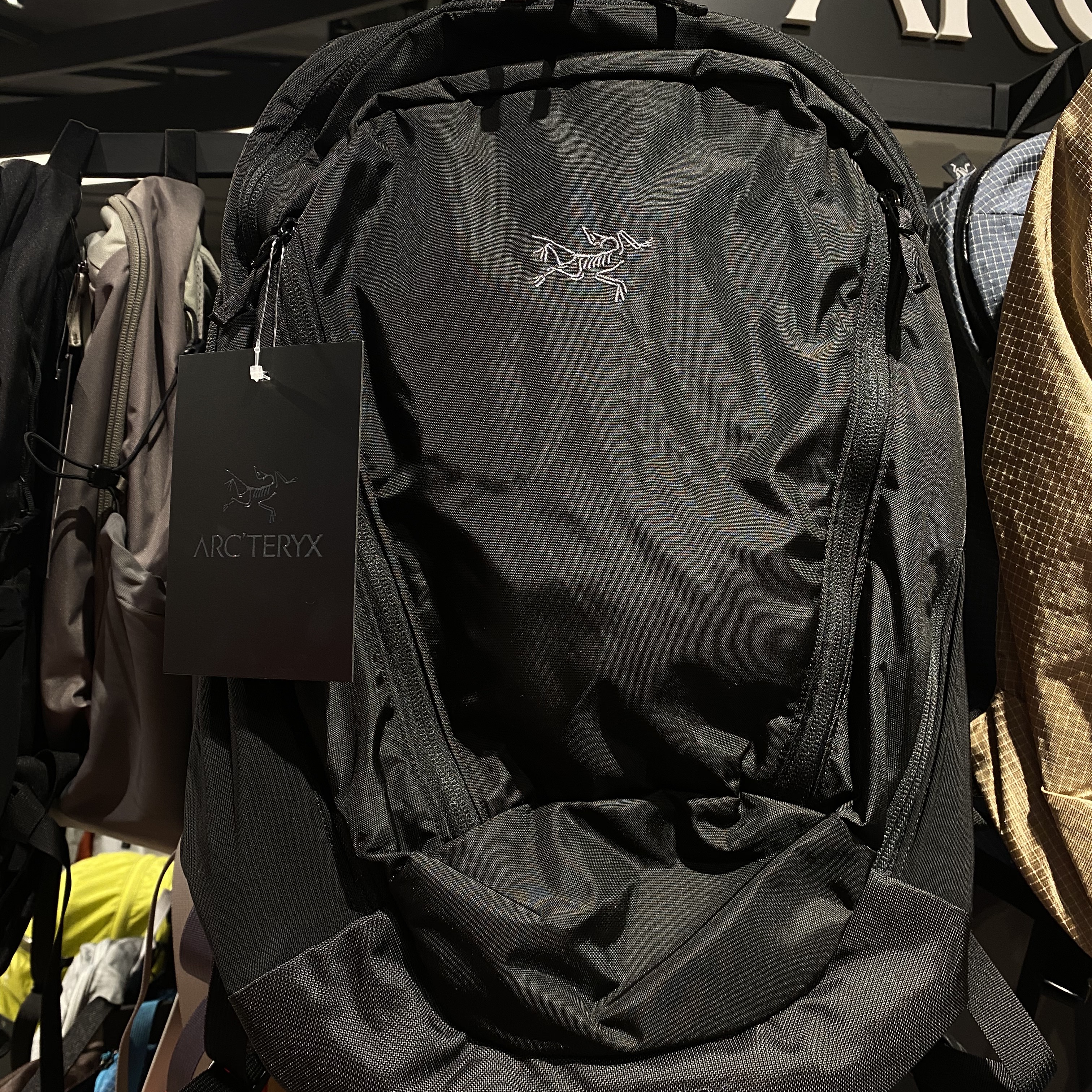 Arc'teryx Mantis 26 Backpack Black 착용 스타일 - 2
