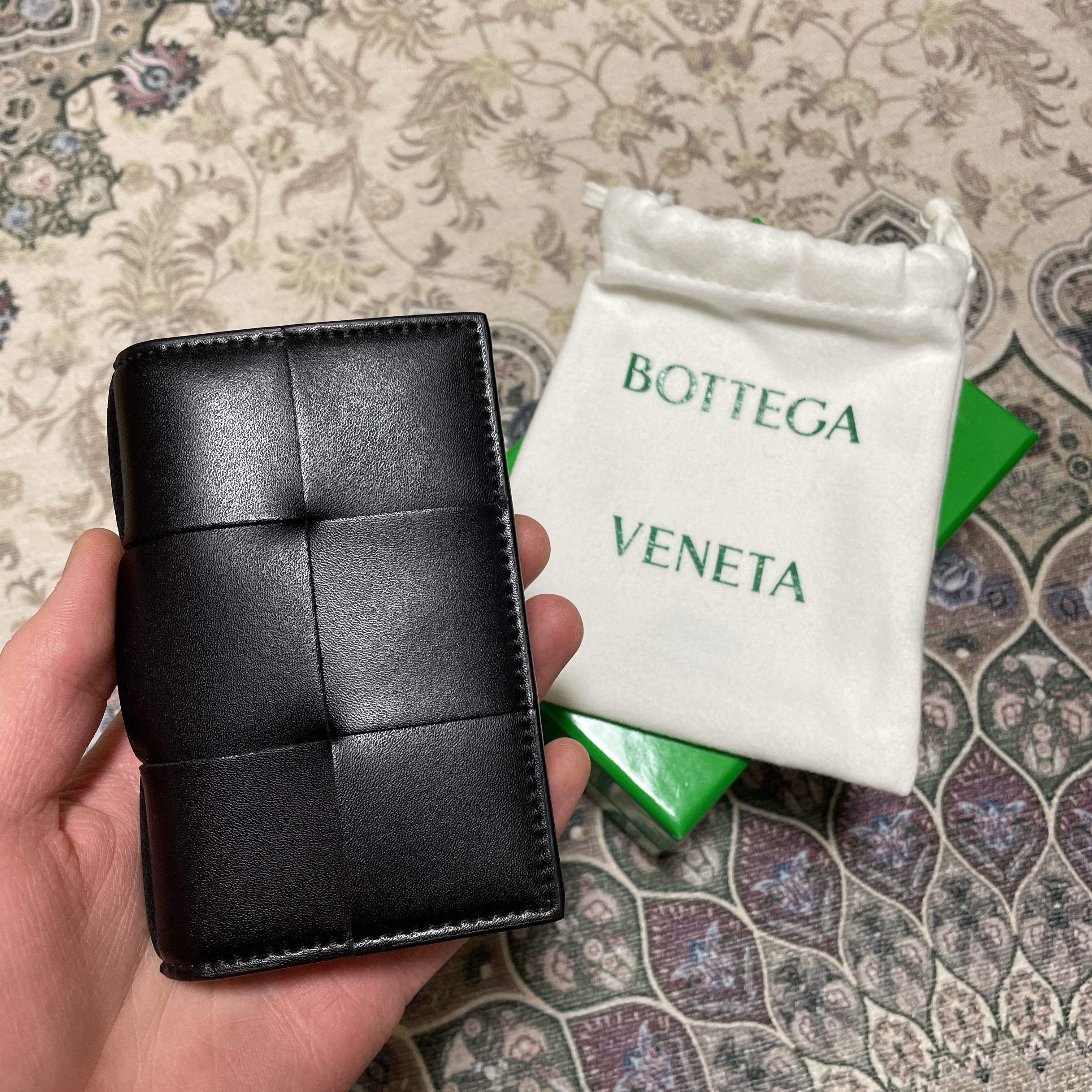 Bottega Veneta Flap Card Case Black 착용 스타일
