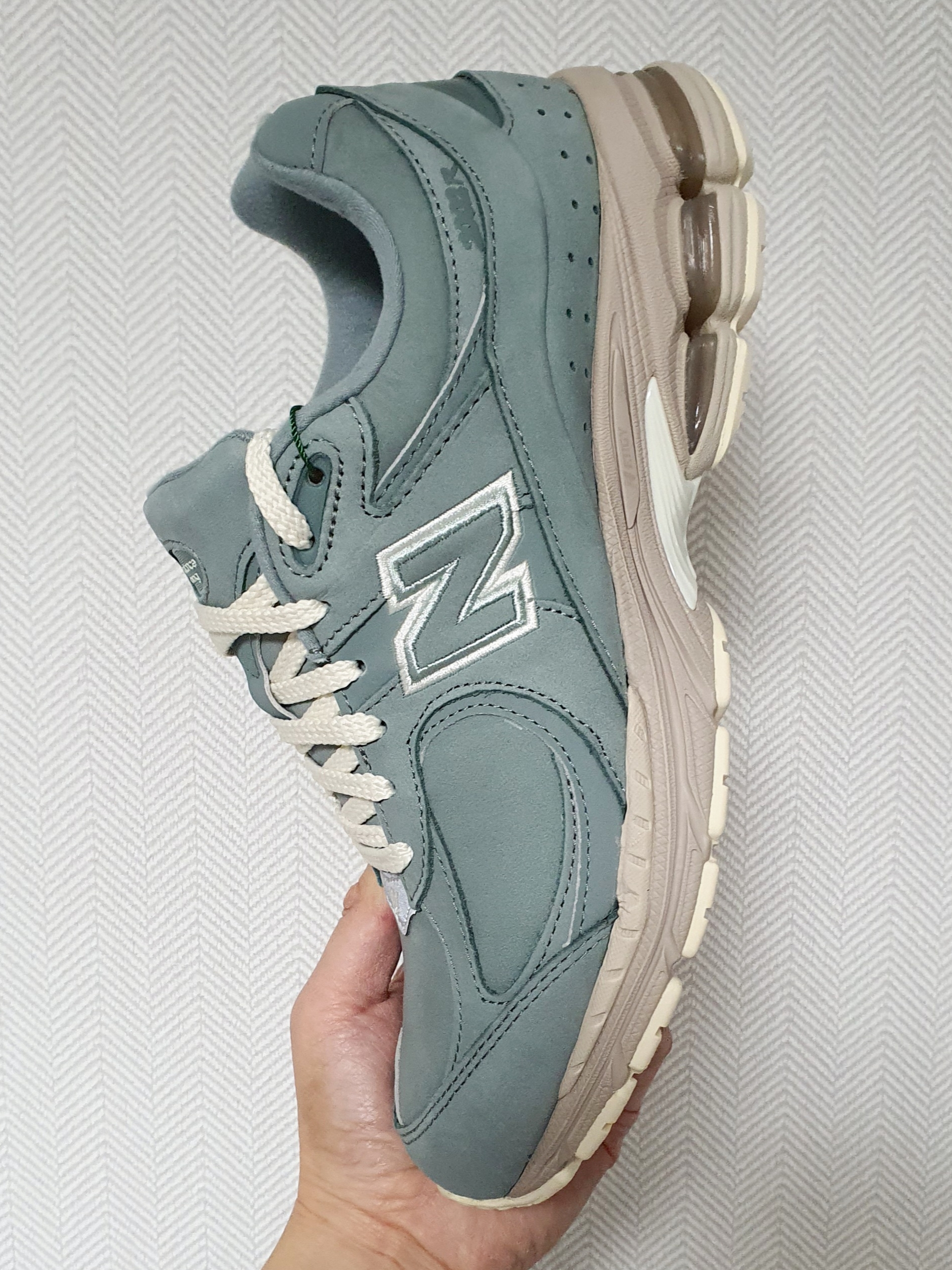New Balance x Kith 2002R Slate Grey 착용 스타일 - 3