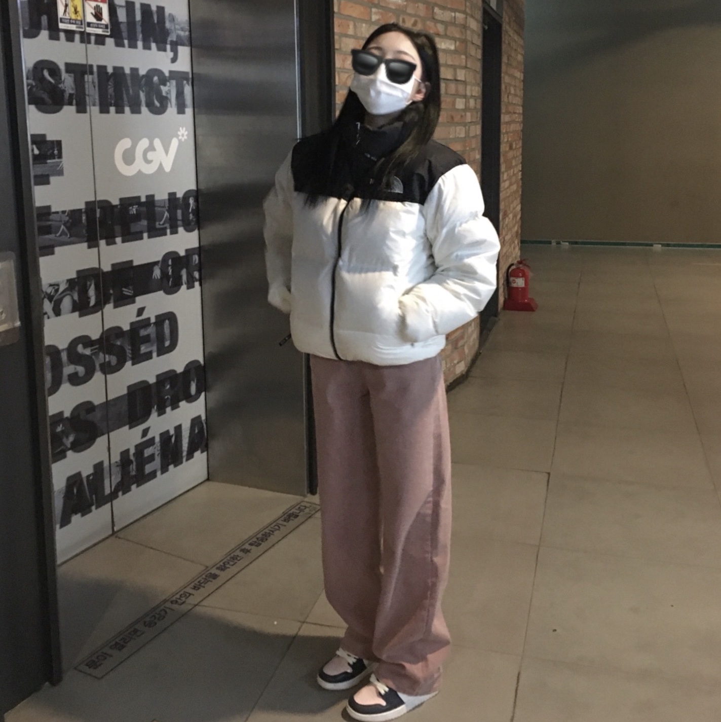 The North Face 1996 Eco Nuptse Jacket White, (W) Jordan 1 Retro High OG Atmosphere 착용 스타일 - 2