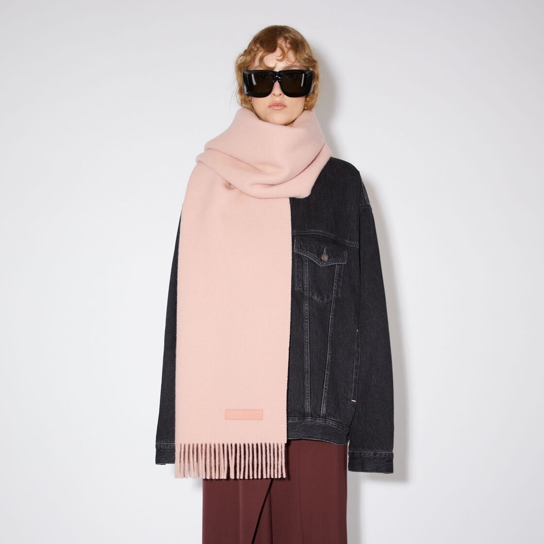 Acne Studios Wool Fringe Muffler Pink 착용 스타일