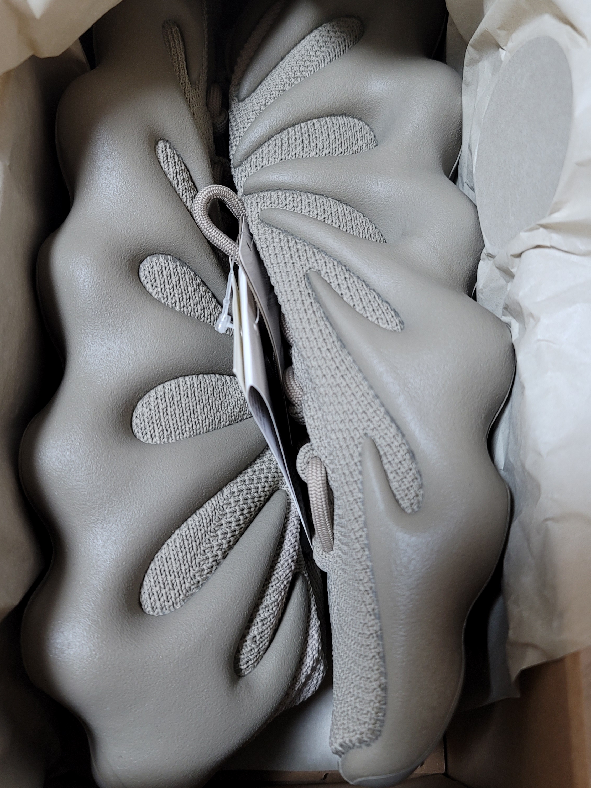 Adidas Yeezy 450 Stone Flax 착용 스타일